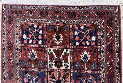 27051001a - Bachtiar, Persien, Mitte 20.Jhd, Wolle auf Baumwolle, ca. 214 x 139 cm, EHZ: 2 ...