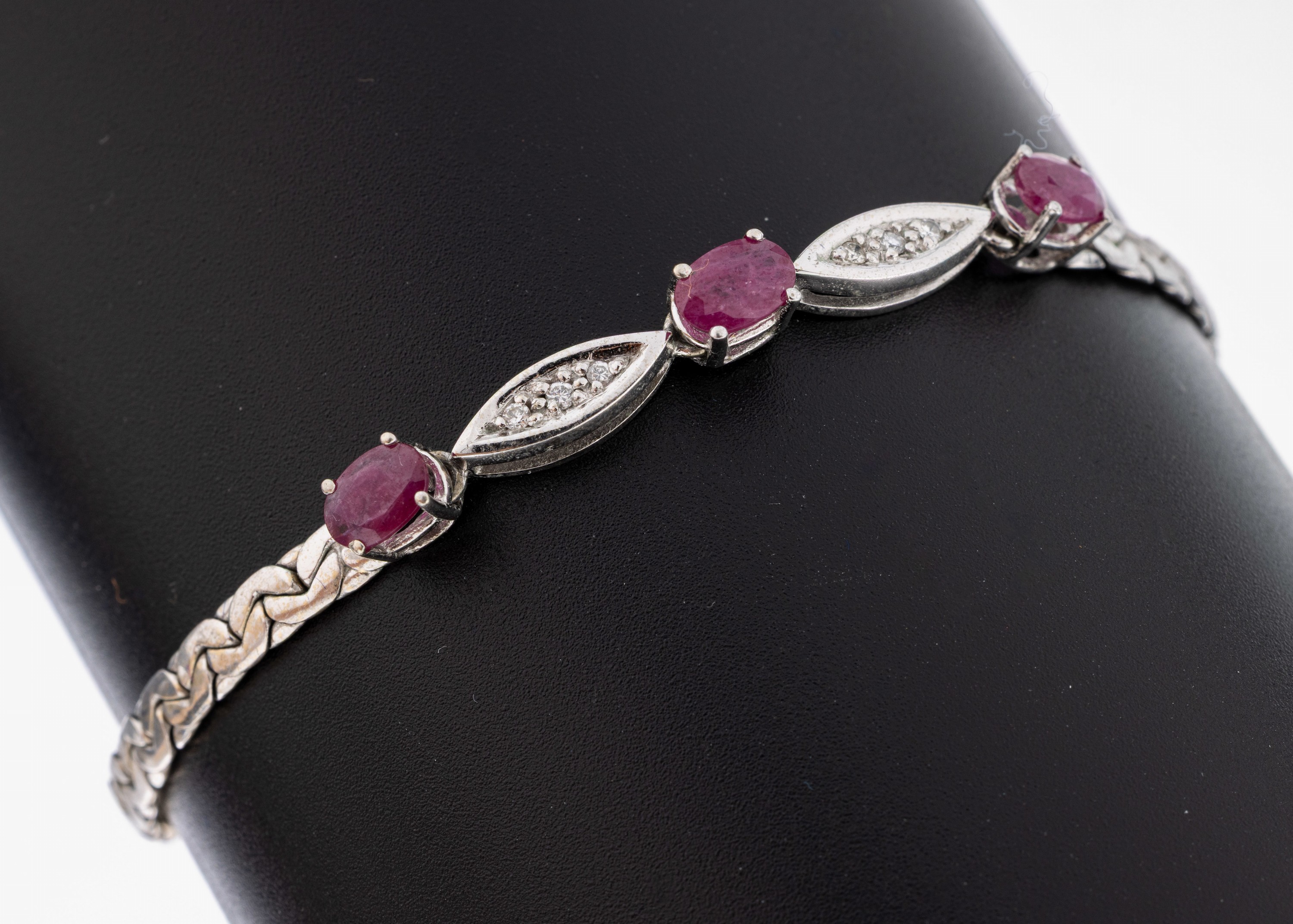 Image 27051100 - 14 kt Gold Rubin-Brillant-Armband, WG 585/000, 3 ovalfacett. Rubine zus. ca. 1.80 ct, 6 ...