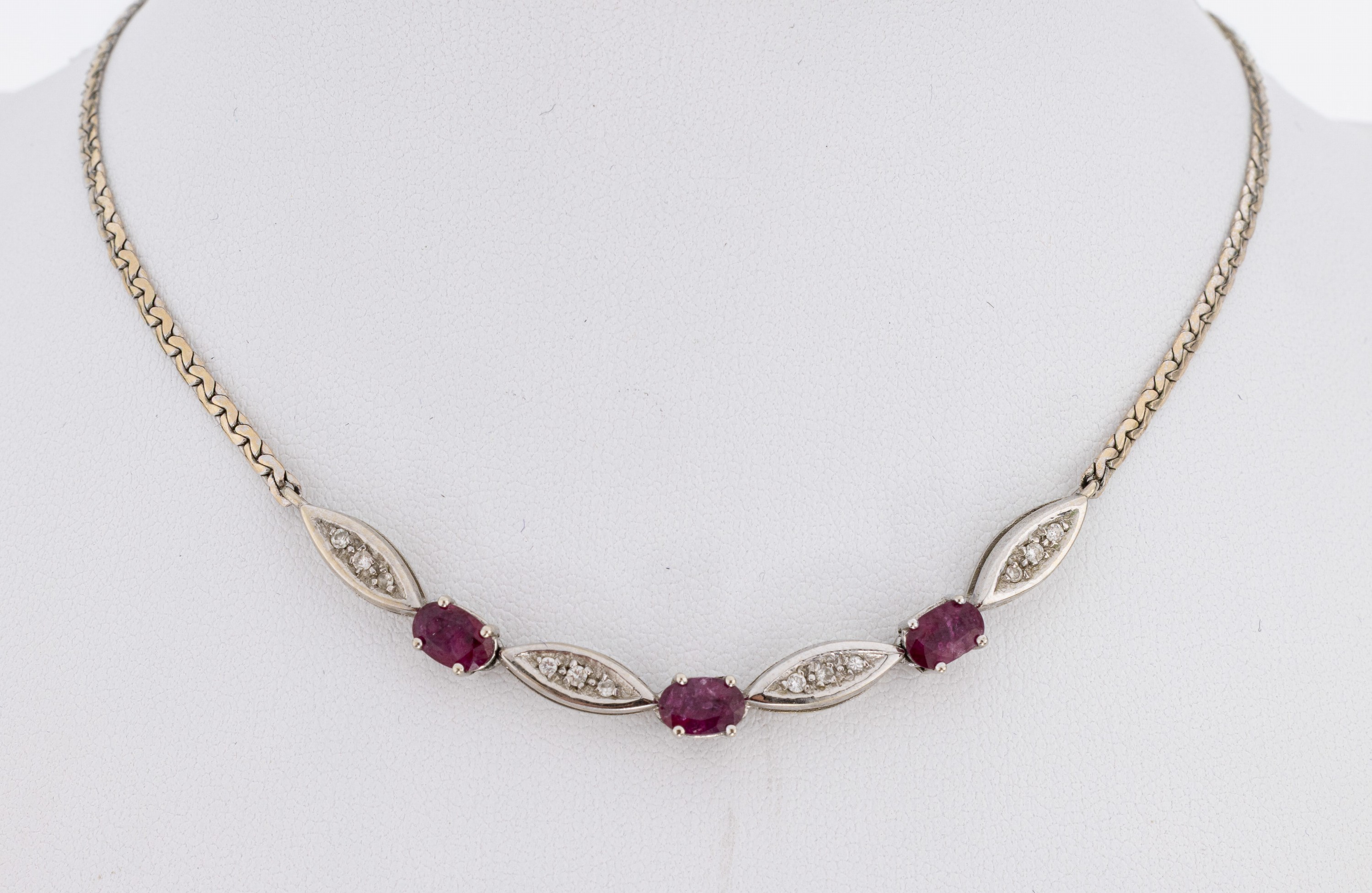 Image 27051101 - 14 kt gold ruby-brilliant-necklace , WG 585/000, 3 oval bevelled rubies total approx. ...