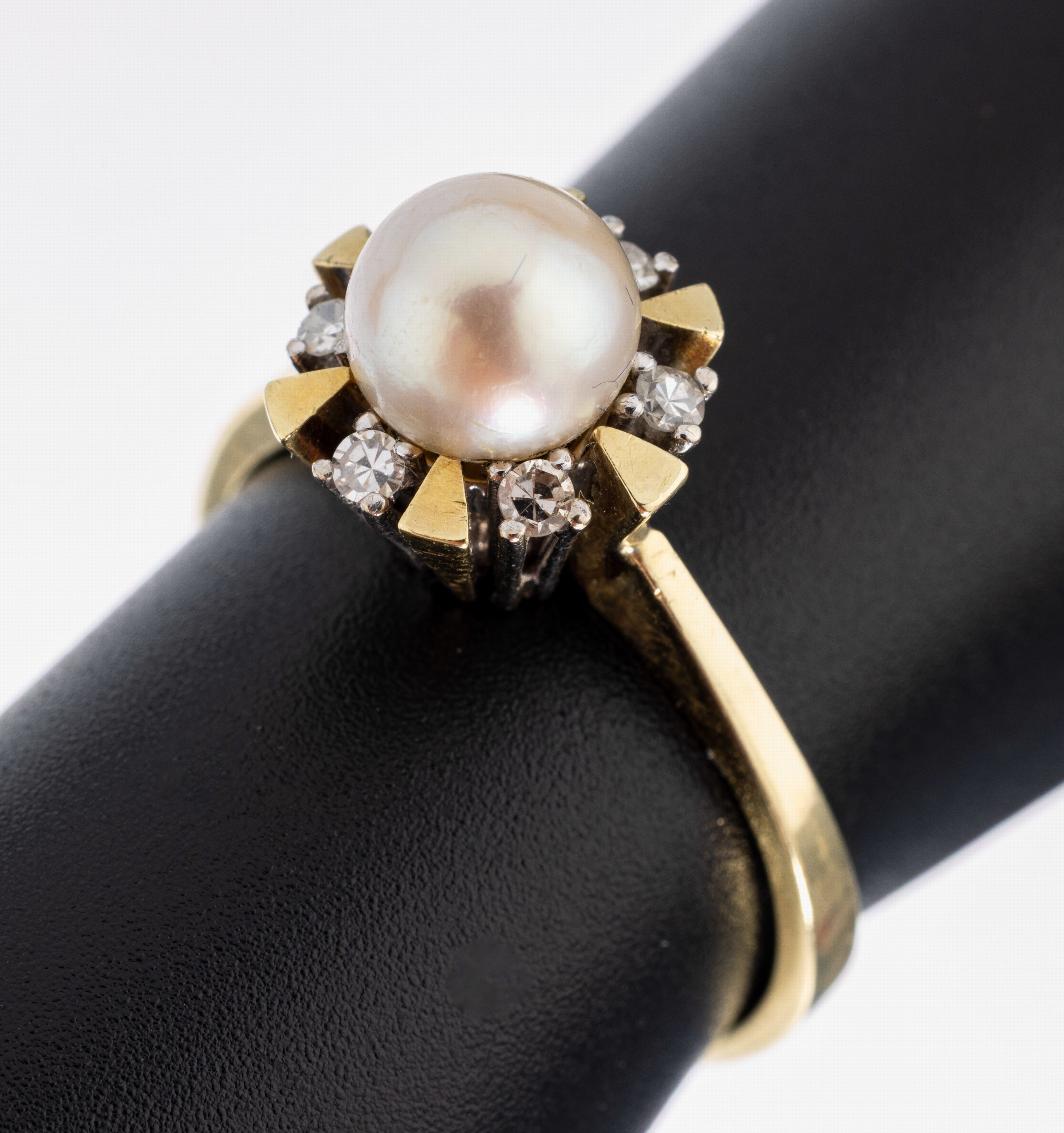 Image 27051118 - 14 kt gold pearl-diamond-ring , YG/WG 585/000, centered cultured pearl, diam. approx. ...
