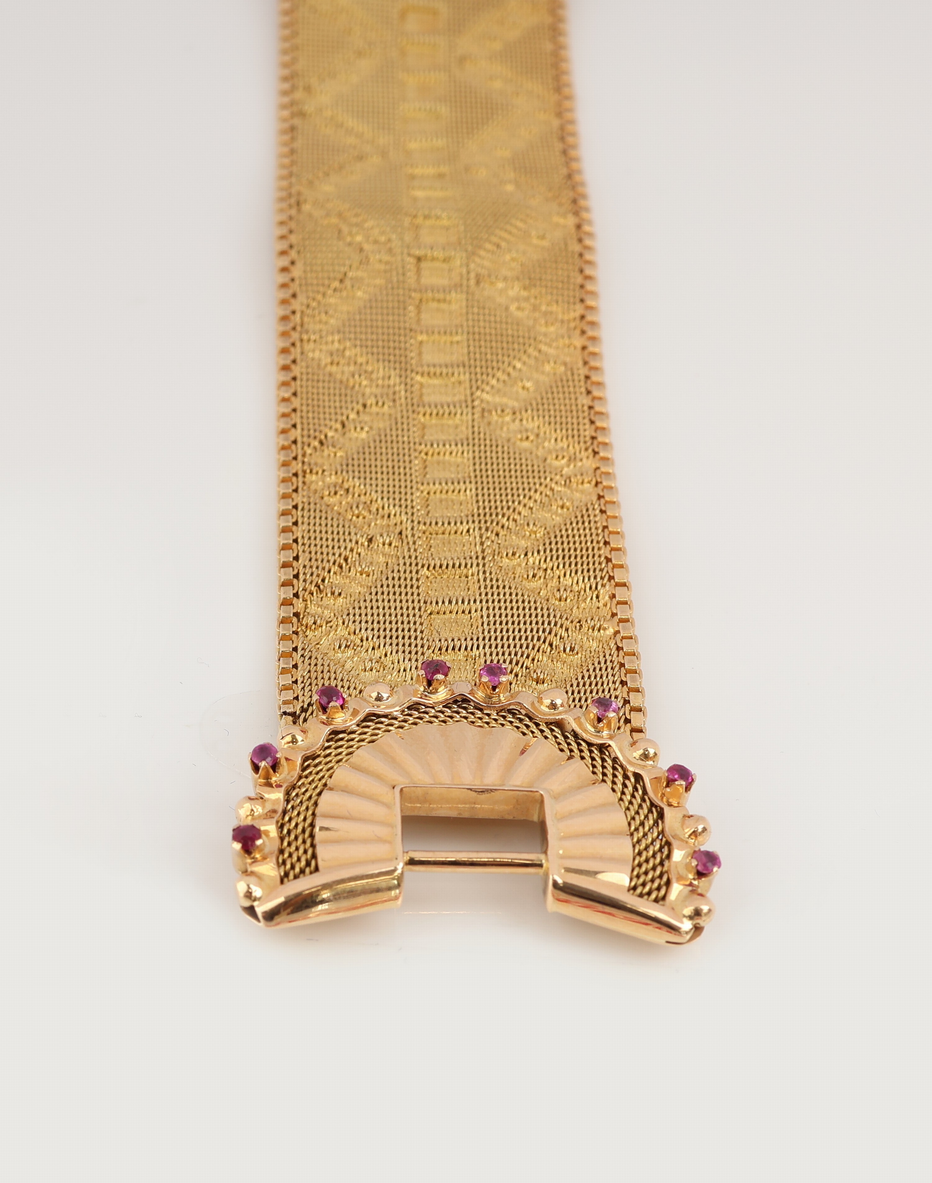 Detail a: 18 kt Gold Rubin-Armband, 1960er Jahre, GG 750/000, aufwendige Arbeit, geprägtes Muster, B. ca. 3 cm, 8 kl. rundfacett. Rubine, L. ca. 19 cm, ...