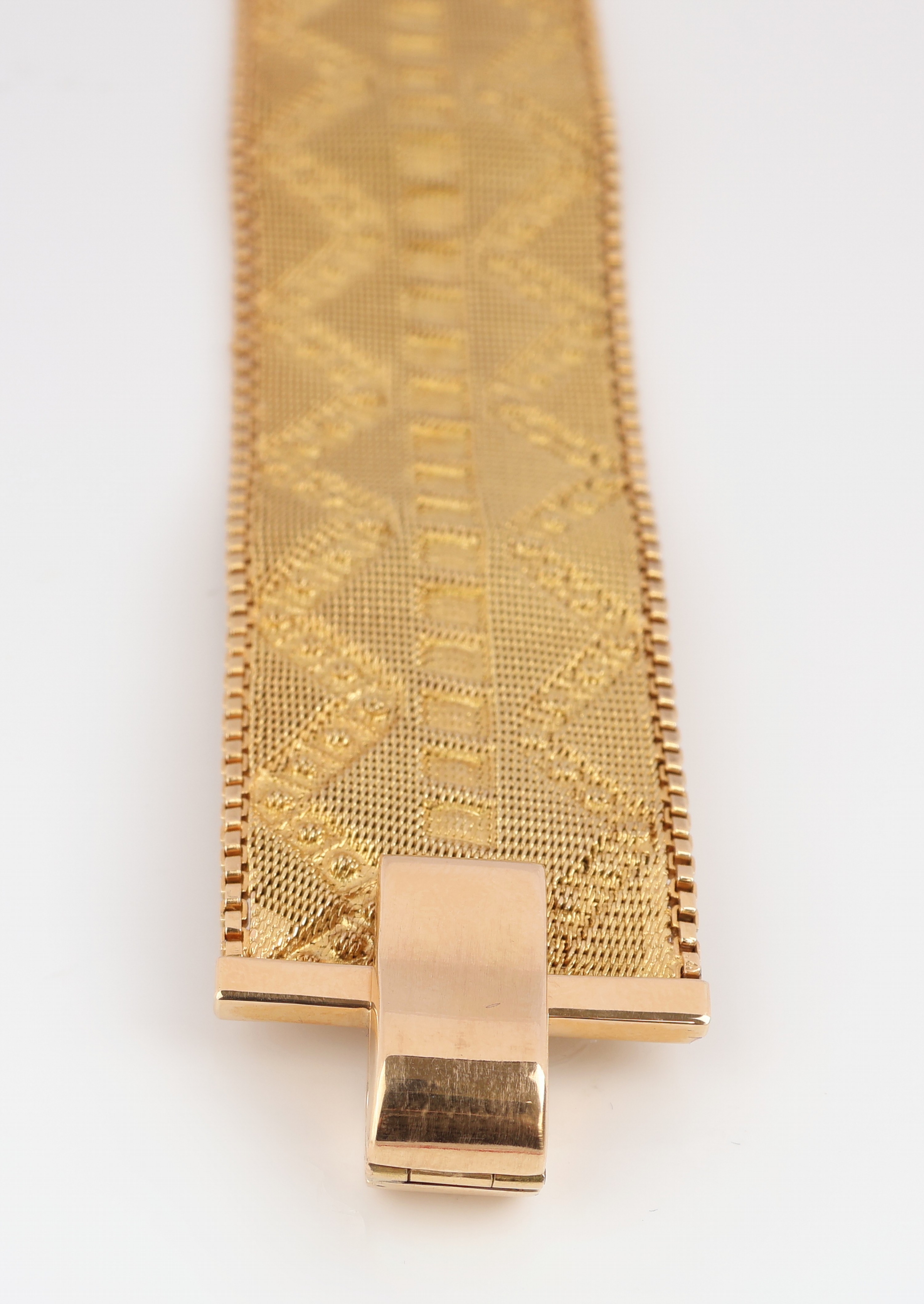 Detail b: 18 kt Gold Rubin-Armband, 1960er Jahre, GG 750/000, aufwendige Arbeit, geprägtes Muster, B. ca. 3 cm, 8 kl. rundfacett. Rubine, L. ca. 19 cm, ...