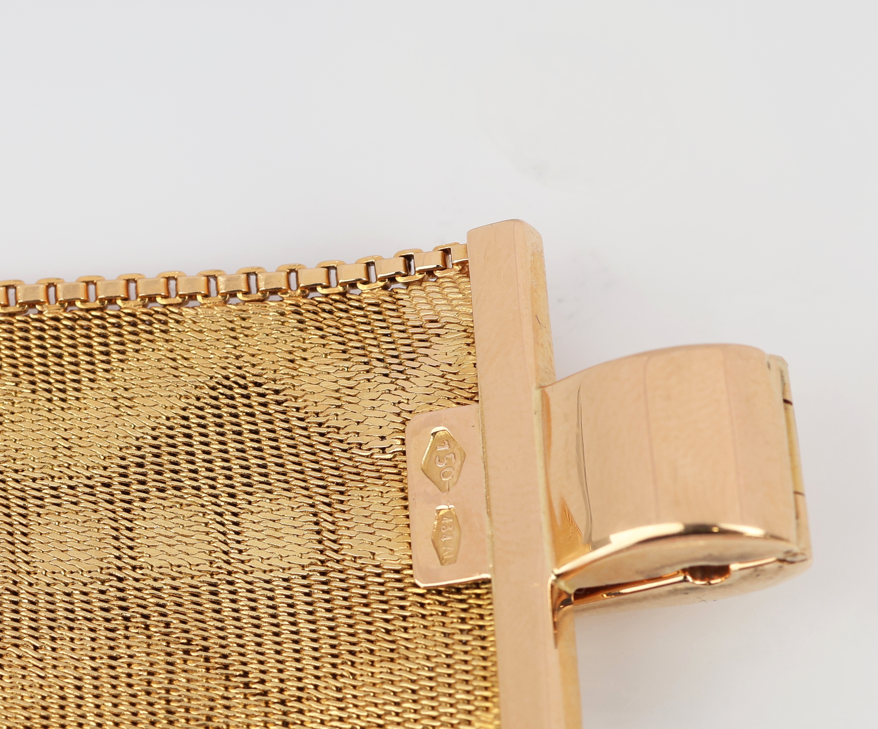 Detail c: 18 kt Gold Rubin-Armband, 1960er Jahre, GG 750/000, aufwendige Arbeit, geprägtes Muster, B. ca. 3 cm, 8 kl. rundfacett. Rubine, L. ca. 19 cm, ...