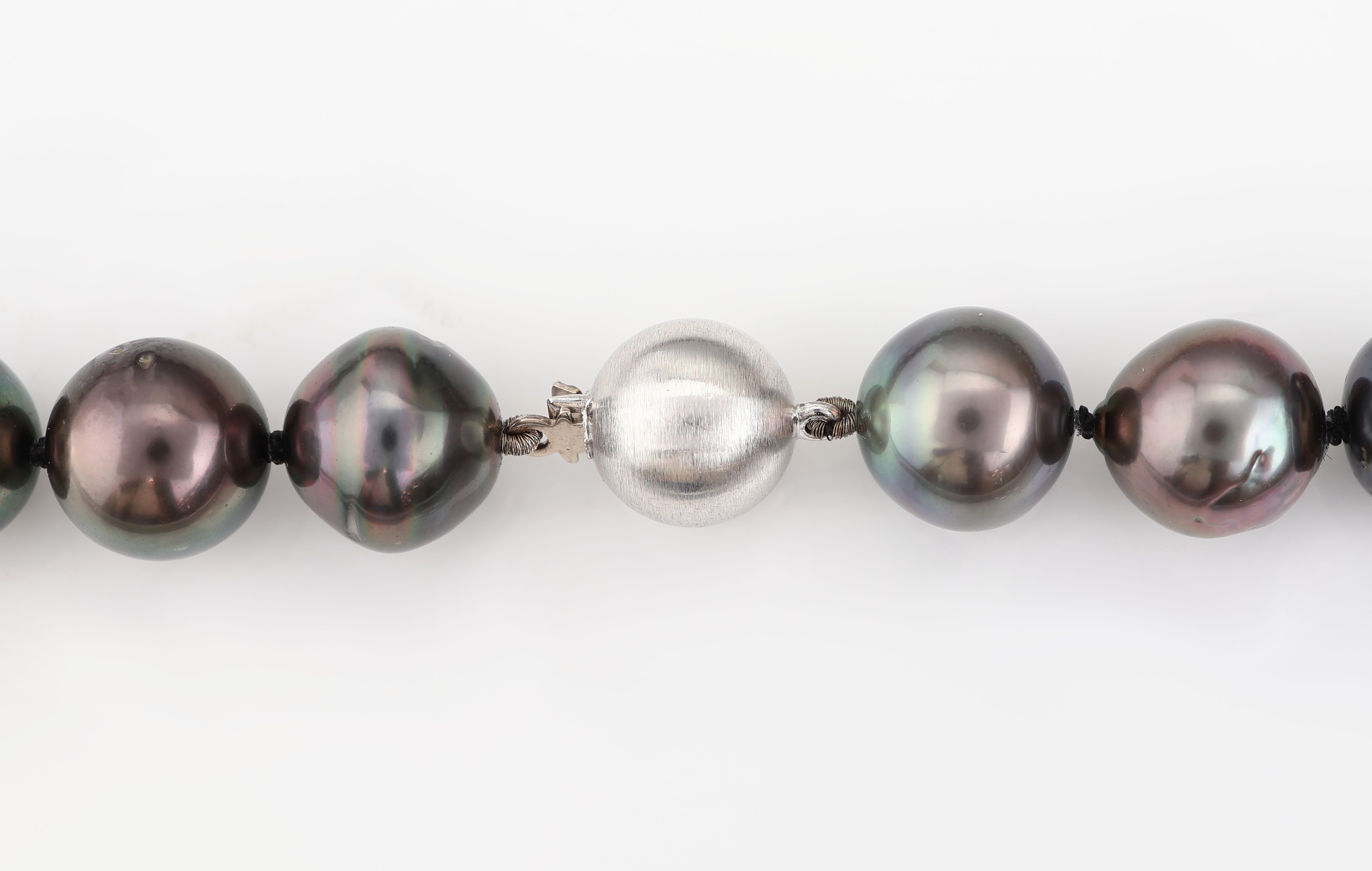 Detail b: Tahitizuchtperl-Collier mit 14 kt Gold Schließe, WG 585/000, 37 unrunde Perlen, D.ca. 10.7-13.2 mm, L. ca. 45 cm, Kugelschließe sat.