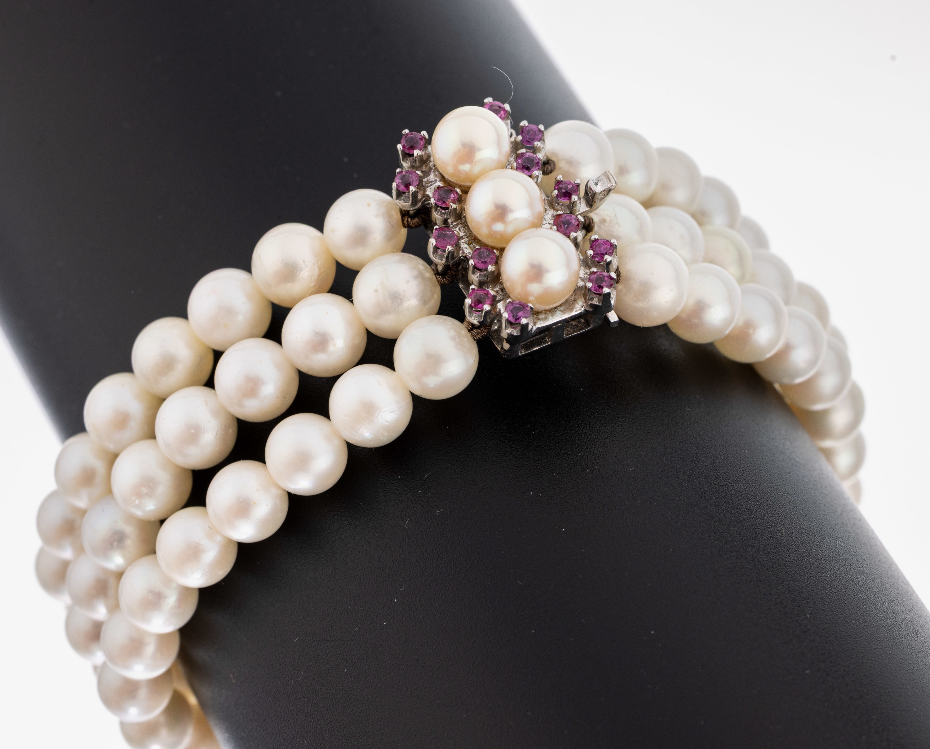 Image 27051137 - Perl-Armband mit 14 kt Gold Rubin- Schmuckschließe, WG 585/000 gepr., 3-rhg. ...