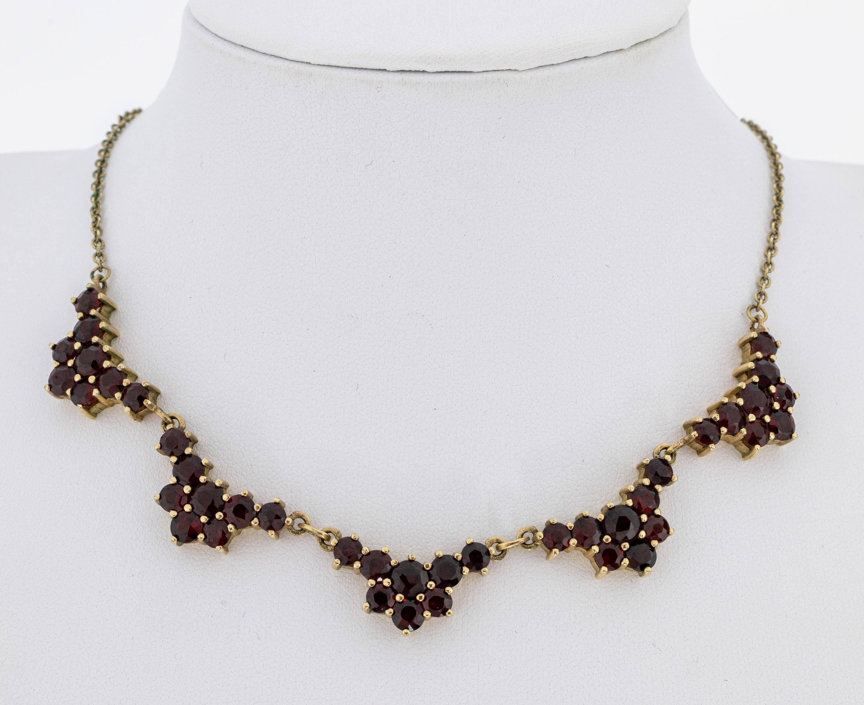 Image 27051138 - 8 kt Gold Granat-Collier, GG 333/000, 5- tlg. Mittelteil, rundfacett. Granate, L. ca. ...