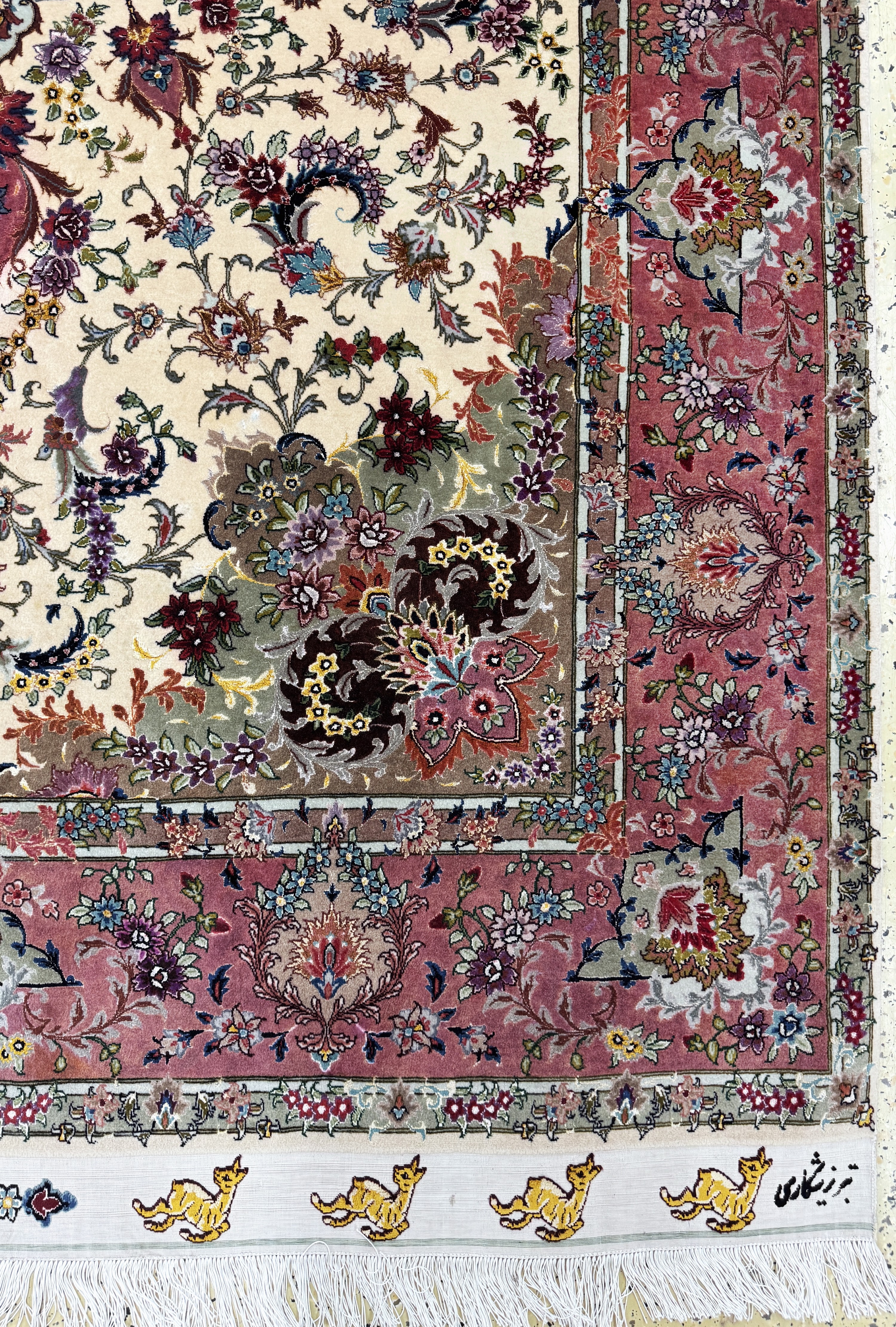 Detail a: Täbriz fein Persien, signiert"Shekari", datiert 1371(1993), Korkwolle mit und auf Seide, ca. 300 x 180 cm, ca. 640.000 Kn/qm, gereinigt, ...