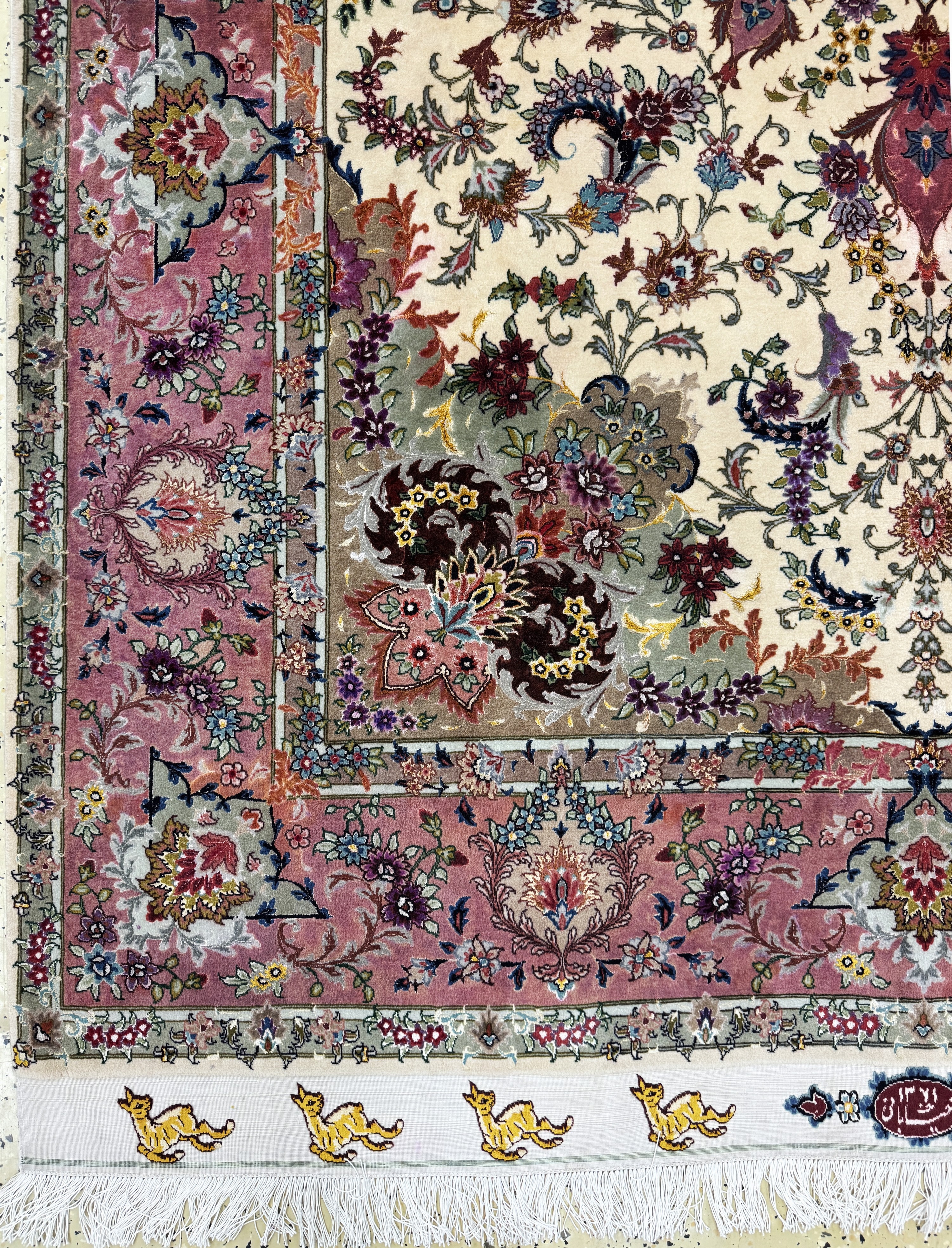 Detail b: Täbriz fein Persien, signiert"Shekari", datiert 1371(1993), Korkwolle mit und auf Seide, ca. 300 x 180 cm, ca. 640.000 Kn/qm, gereinigt, ...