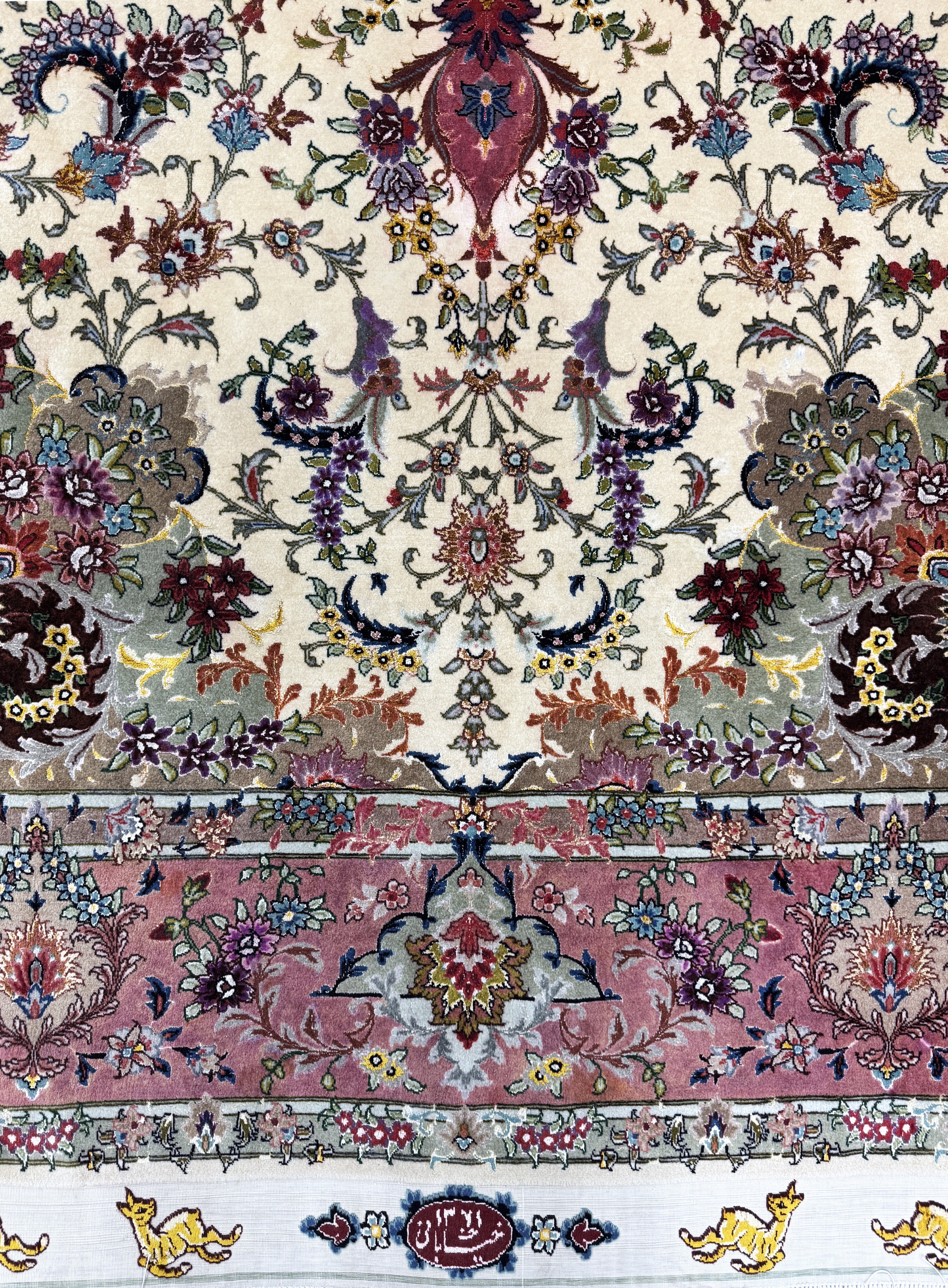Detail c: Täbriz fein Persien, signiert"Shekari", datiert 1371(1993), Korkwolle mit und auf Seide, ca. 300 x 180 cm, ca. 640.000 Kn/qm, gereinigt, ...