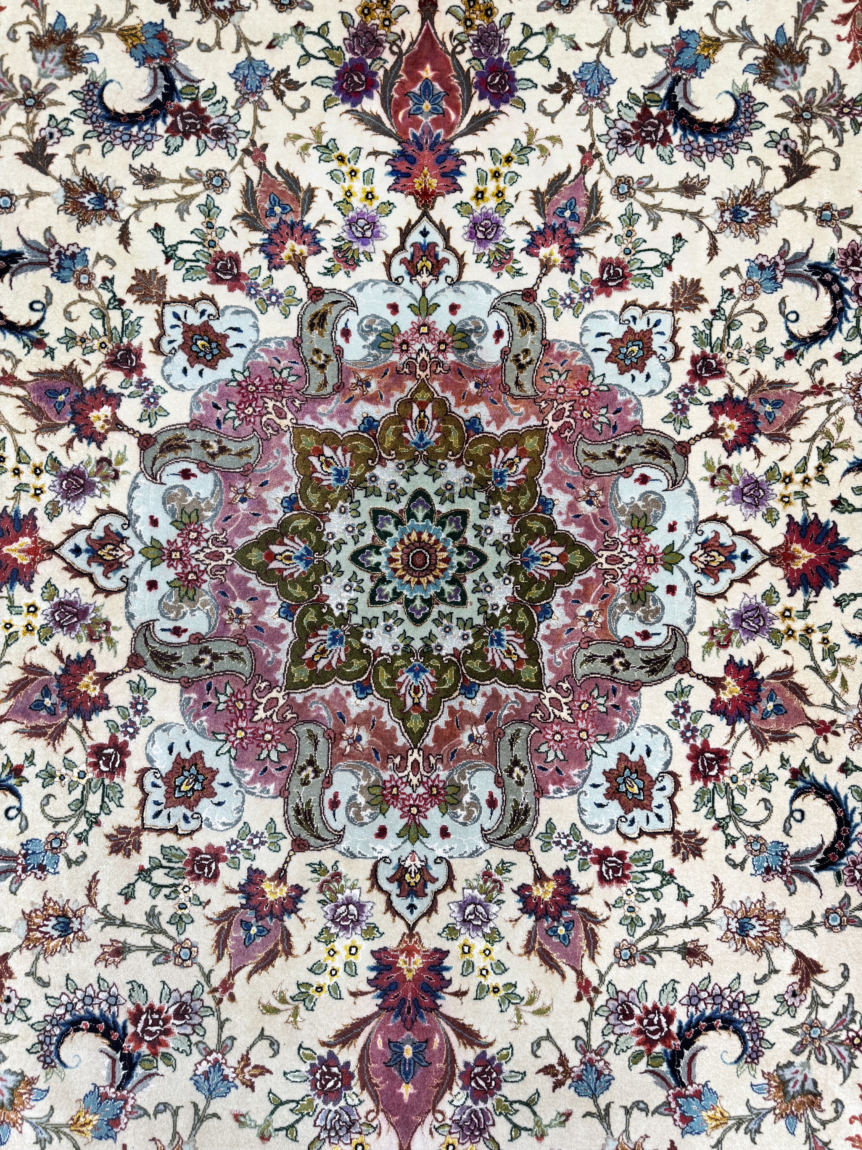 Detail d: Täbriz fein Persien, signiert"Shekari", datiert 1371(1993), Korkwolle mit und auf Seide, ca. 300 x 180 cm, ca. 640.000 Kn/qm, gereinigt, ...