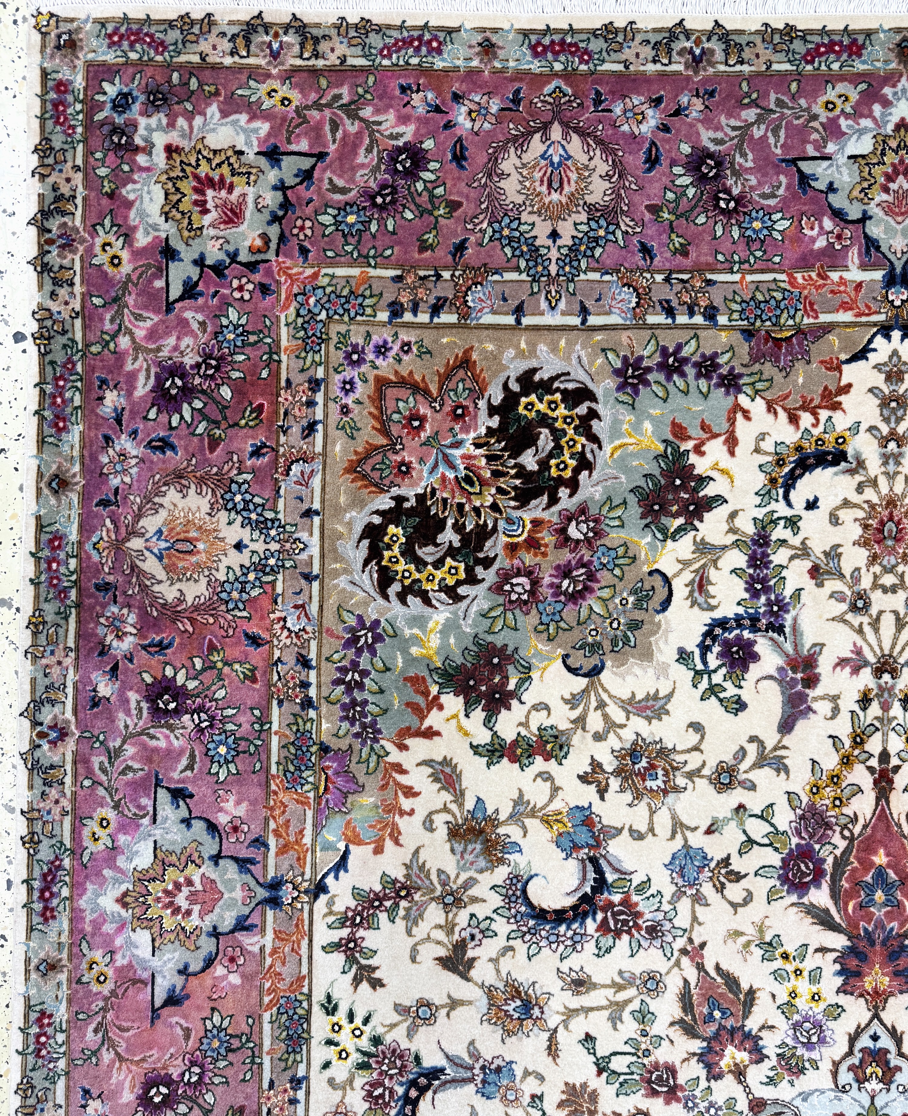 Detail e: Täbriz fein Persien, signiert"Shekari", datiert 1371(1993), Korkwolle mit und auf Seide, ca. 300 x 180 cm, ca. 640.000 Kn/qm, gereinigt, ...