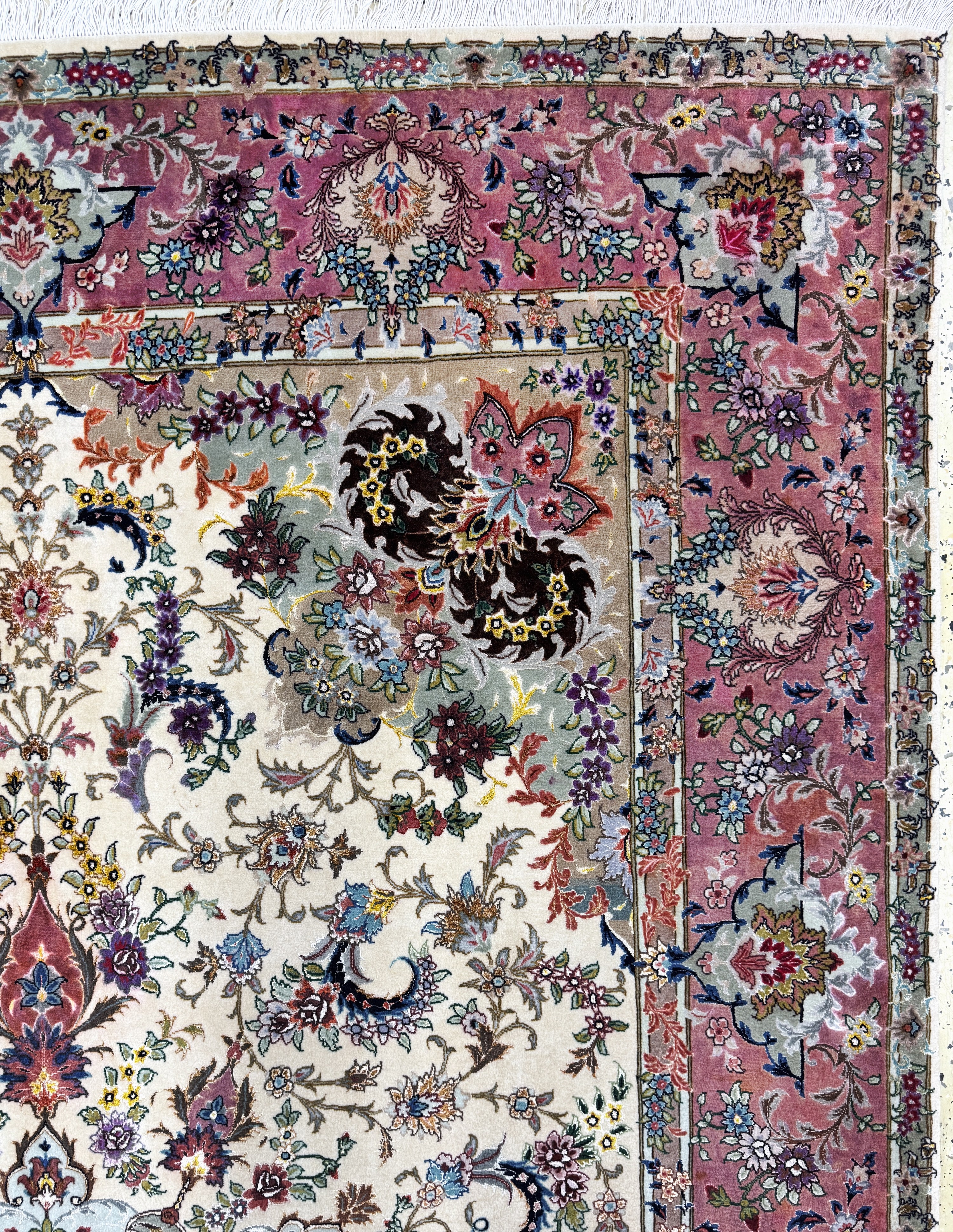 Detail f: Täbriz fein Persien, signiert"Shekari", datiert 1371(1993), Korkwolle mit und auf Seide, ca. 300 x 180 cm, ca. 640.000 Kn/qm, gereinigt, ...