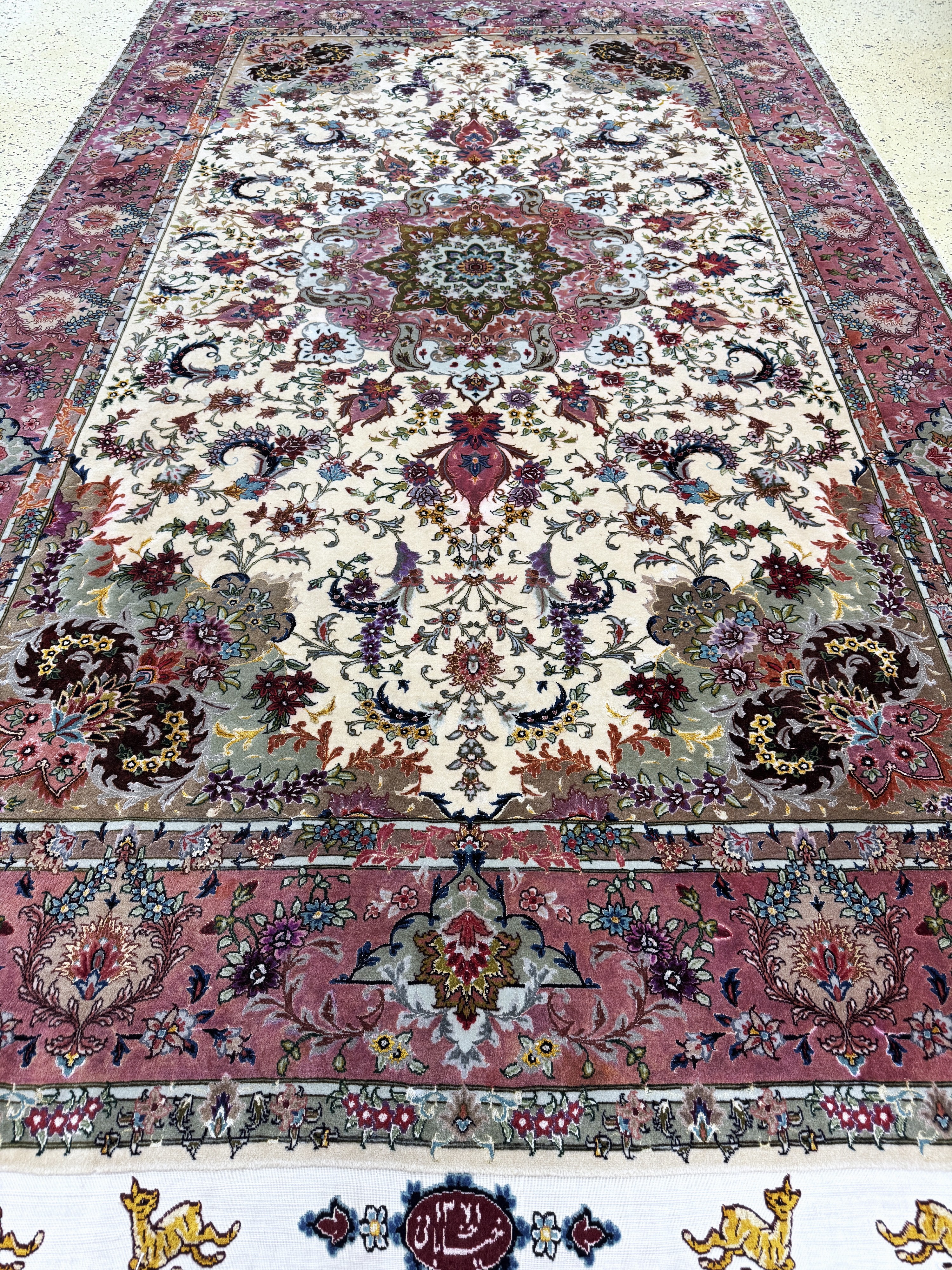 Detail g: Täbriz fein Persien, signiert"Shekari", datiert 1371(1993), Korkwolle mit und auf Seide, ca. 300 x 180 cm, ca. 640.000 Kn/qm, gereinigt, ...