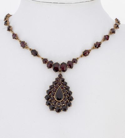 8 kt Gold Granat-Collier,  GG 333/000 gepr.,Mittelteil mit bewegl. tropfenf. Abhängung, facett. Granate in versch. Größen und Schliffformen, L. ...