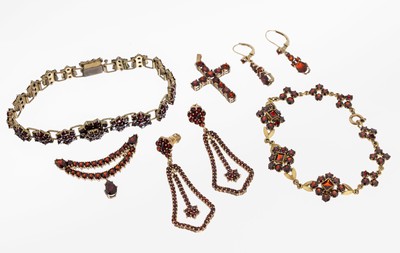 Image Konvolut Granat-Schmuck, best. aus: 1 Kreuzanhänger, GG 333/000, ca. 3.5 x 2 cm, 1 ...