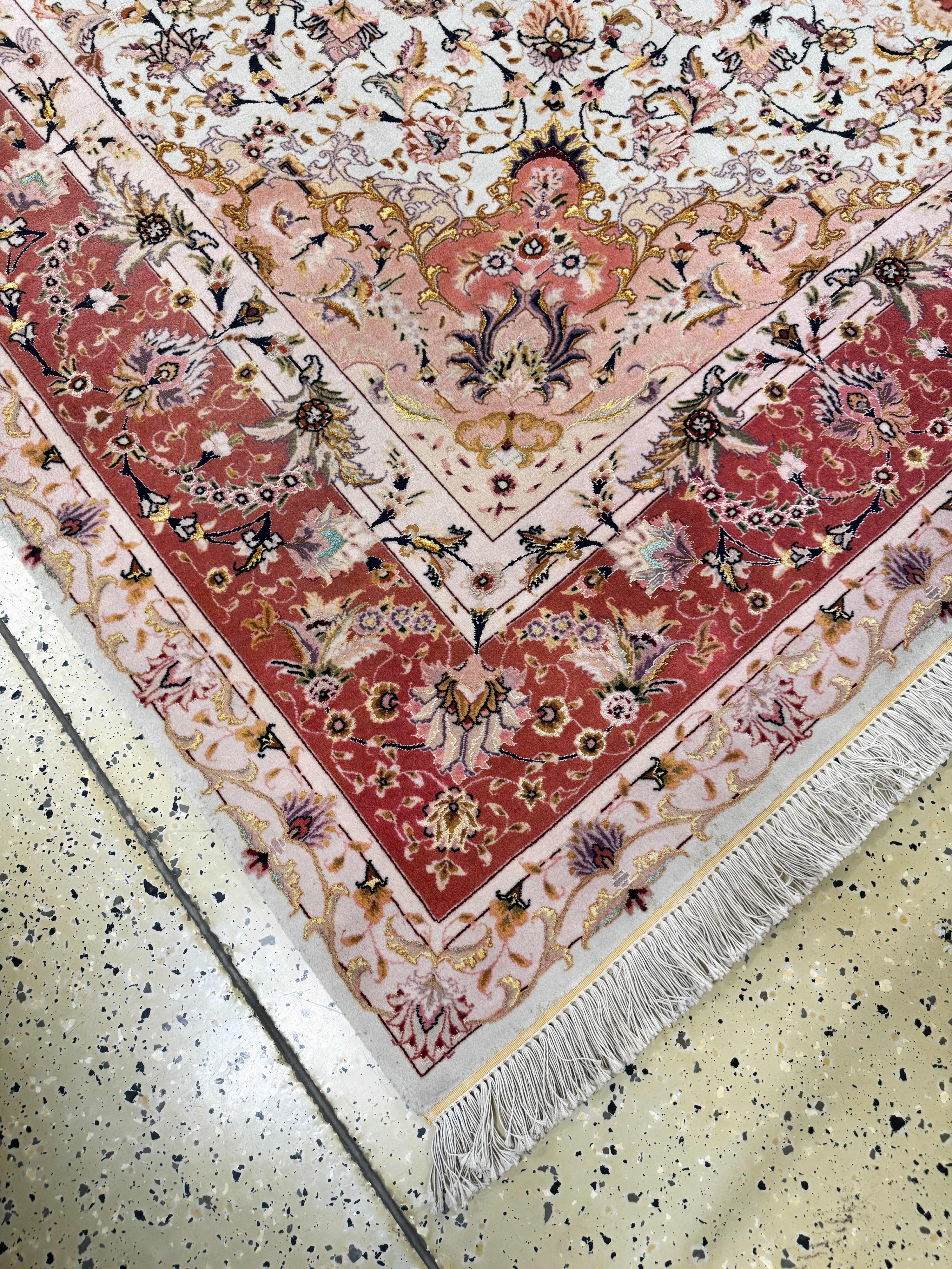 Detail b: Täbriz fein(50 Raj), Persien, Ende 20.Jhd, Korkwolle mit Seide, ca. 250 x 250 cm, ca. 500.000 Kn/qm, gereinigt, EHZ: 1-2