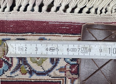 27051272f - Esfahan fein, Persien, Mitte 20.Jhd, Korkwolle mit und auf Seide, ca. 164 x 115 cm,EHZ: ...