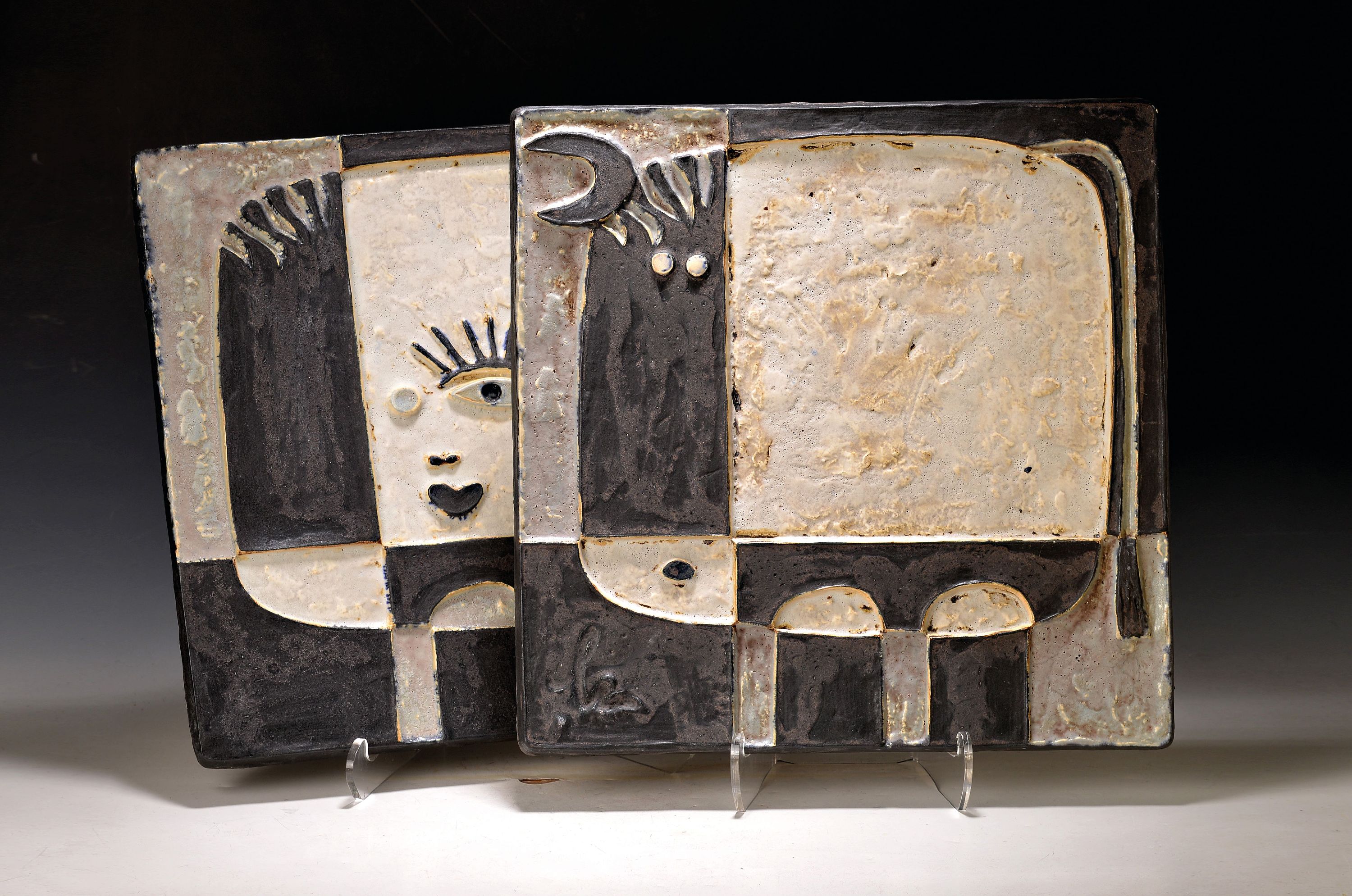 Detail k: Helmut Schäffenacker, 1921-2010, 2 Keramikreliefs, beide rückseitig gestempelt,braun und beige glasiert mit angedeutetem Tier bzw. Gesicht, je ca. ...