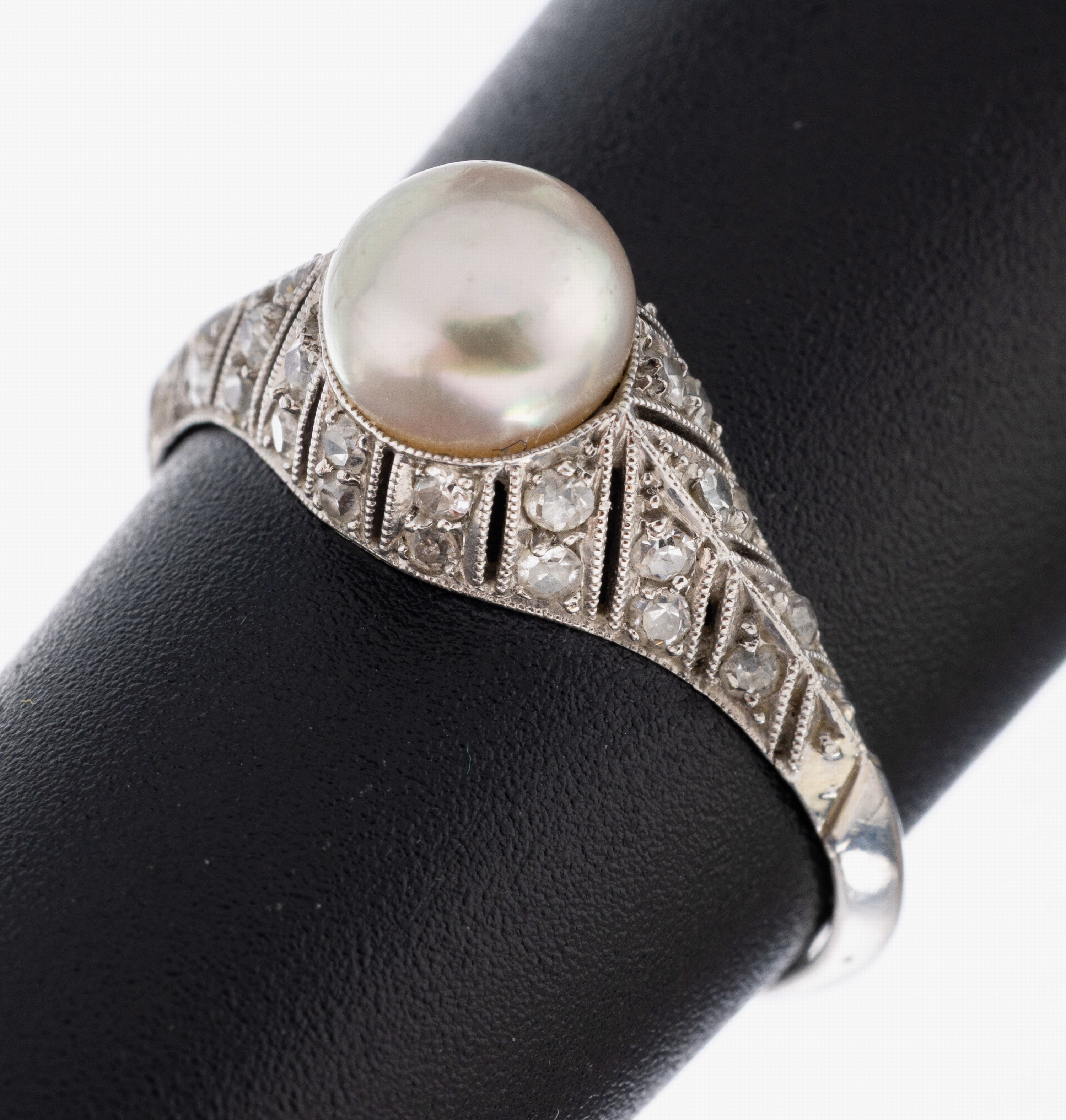 Image 27051464 - Platin und 18 kt Gold Perl-Diamant-Ring, Pt. und WG 750/000, mittig eine boutonförm. ...