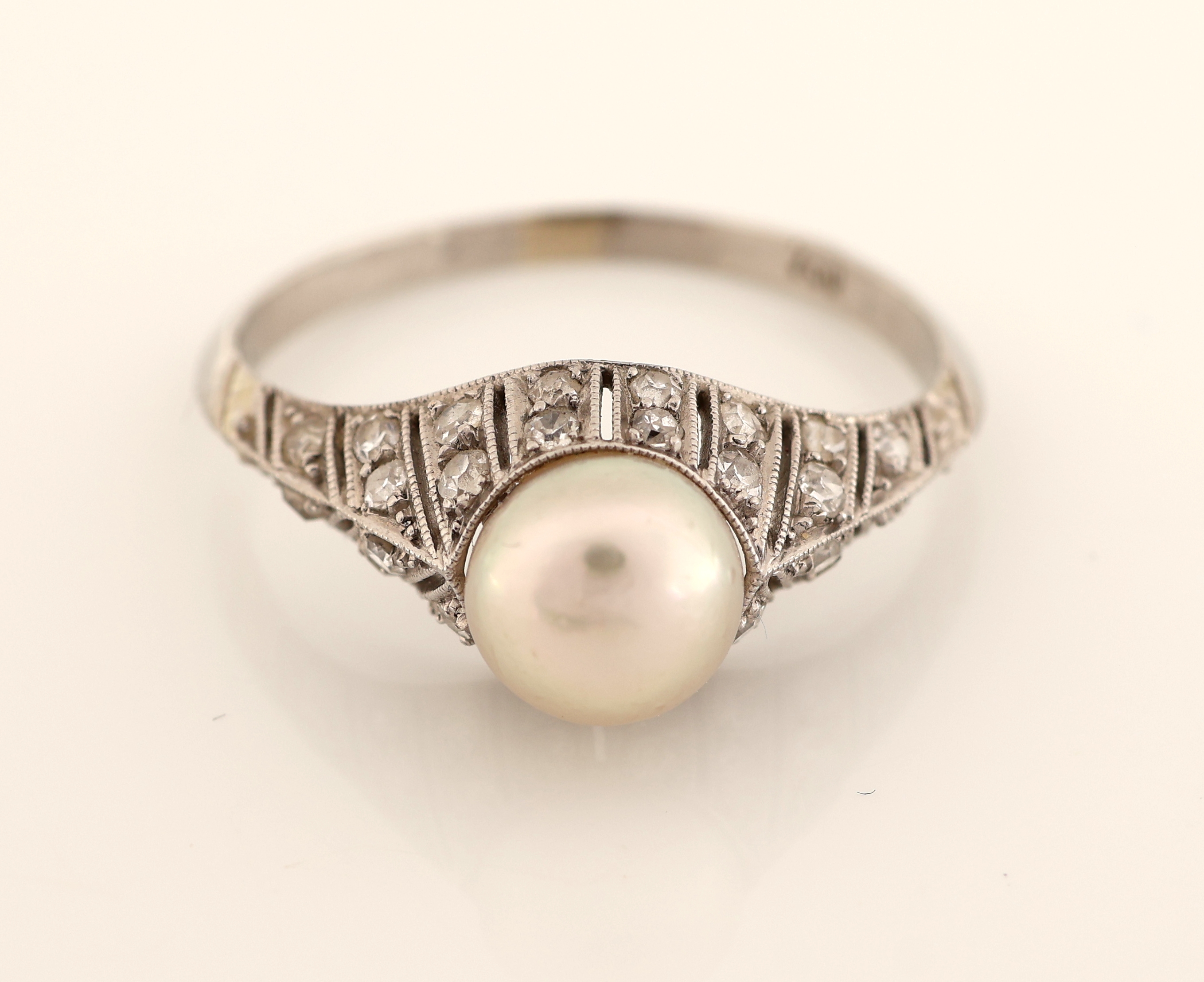 Detail b: Platin und 18 kt Gold Perl-Diamant-Ring, Pt. und WG 750/000, mittig eine boutonförm. Naturperle, D. ca. 6.3 mm, umgeben von 28 Altschliffdiamanten ...