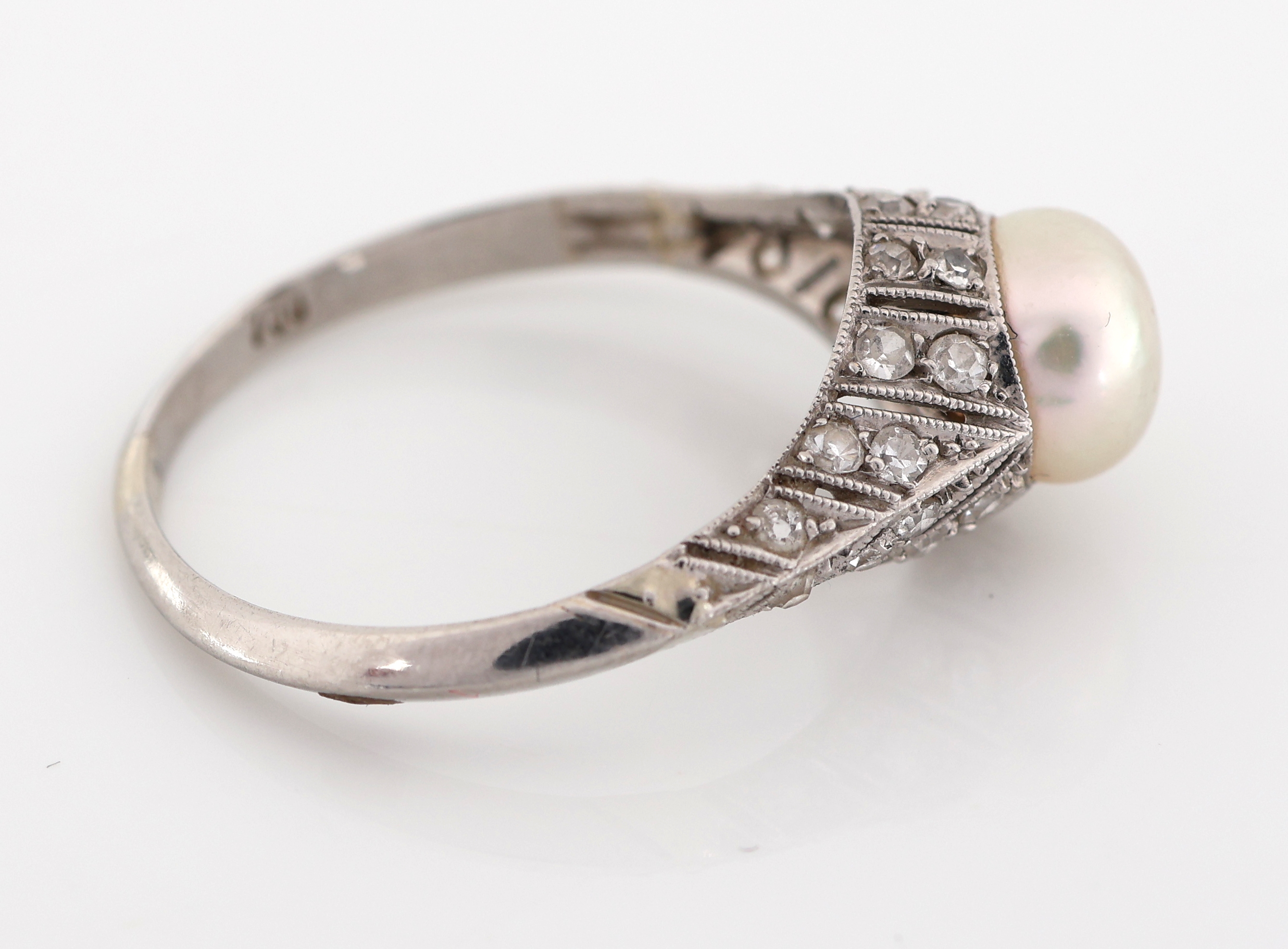 Detail c: Platin und 18 kt Gold Perl-Diamant-Ring, Pt. und WG 750/000, mittig eine boutonförm. Naturperle, D. ca. 6.3 mm, umgeben von 28 Altschliffdiamanten ...