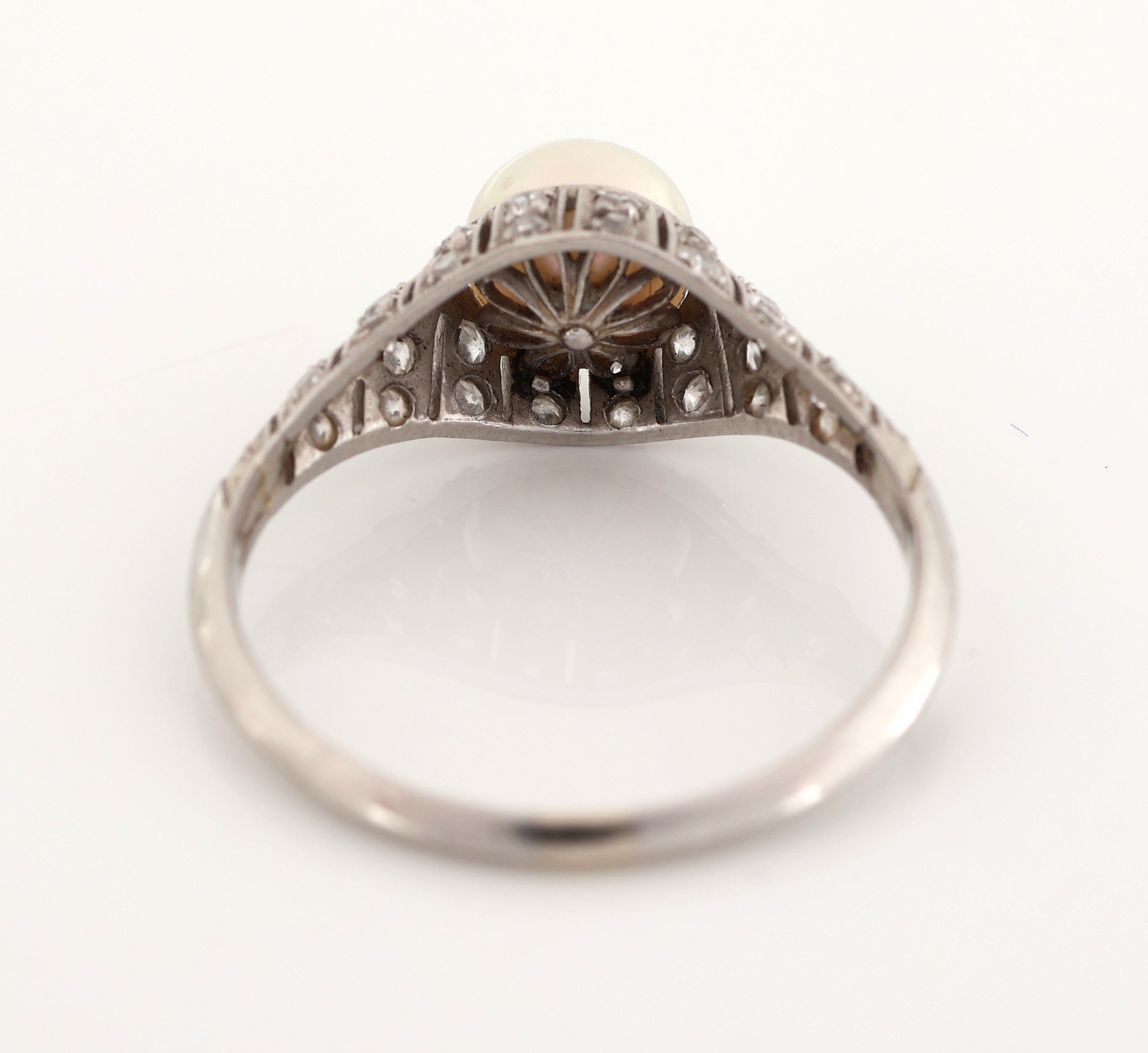 Detail d: Platin und 18 kt Gold Perl-Diamant-Ring, Pt. und WG 750/000, mittig eine boutonförm. Naturperle, D. ca. 6.3 mm, umgeben von 28 Altschliffdiamanten ...