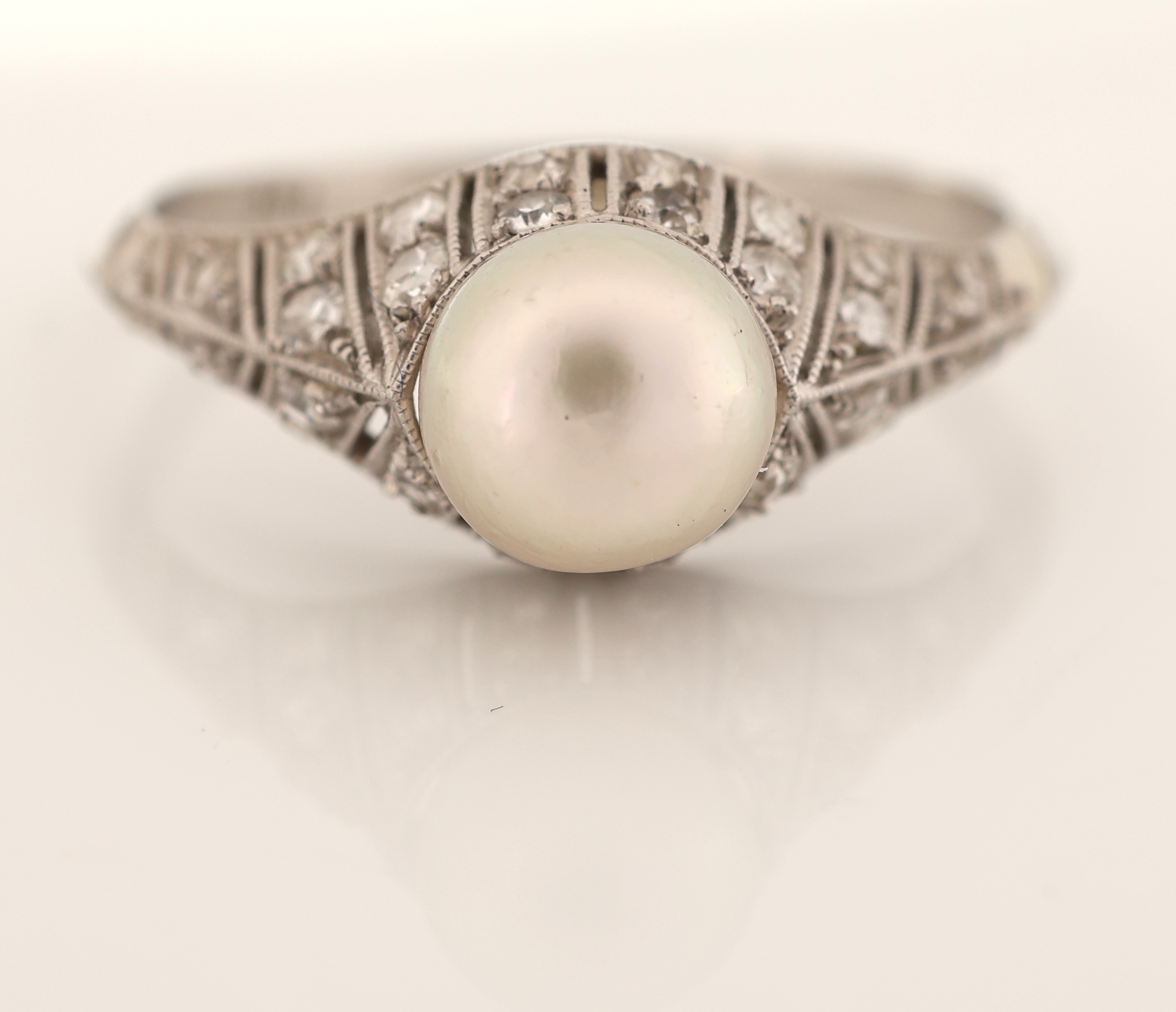 Detail e: Platin und 18 kt Gold Perl-Diamant-Ring, Pt. und WG 750/000, mittig eine boutonförm. Naturperle, D. ca. 6.3 mm, umgeben von 28 Altschliffdiamanten ...
