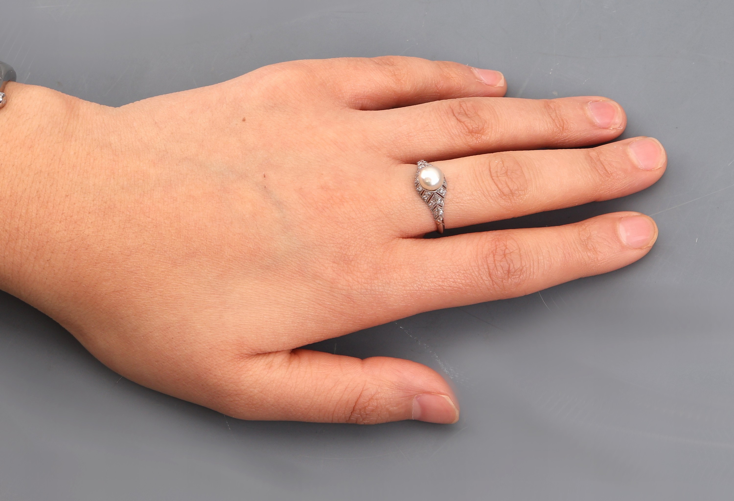 Detail g: Platin und 18 kt Gold Perl-Diamant-Ring, Pt. und WG 750/000, mittig eine boutonförm. Naturperle, D. ca. 6.3 mm, umgeben von 28 Altschliffdiamanten ...