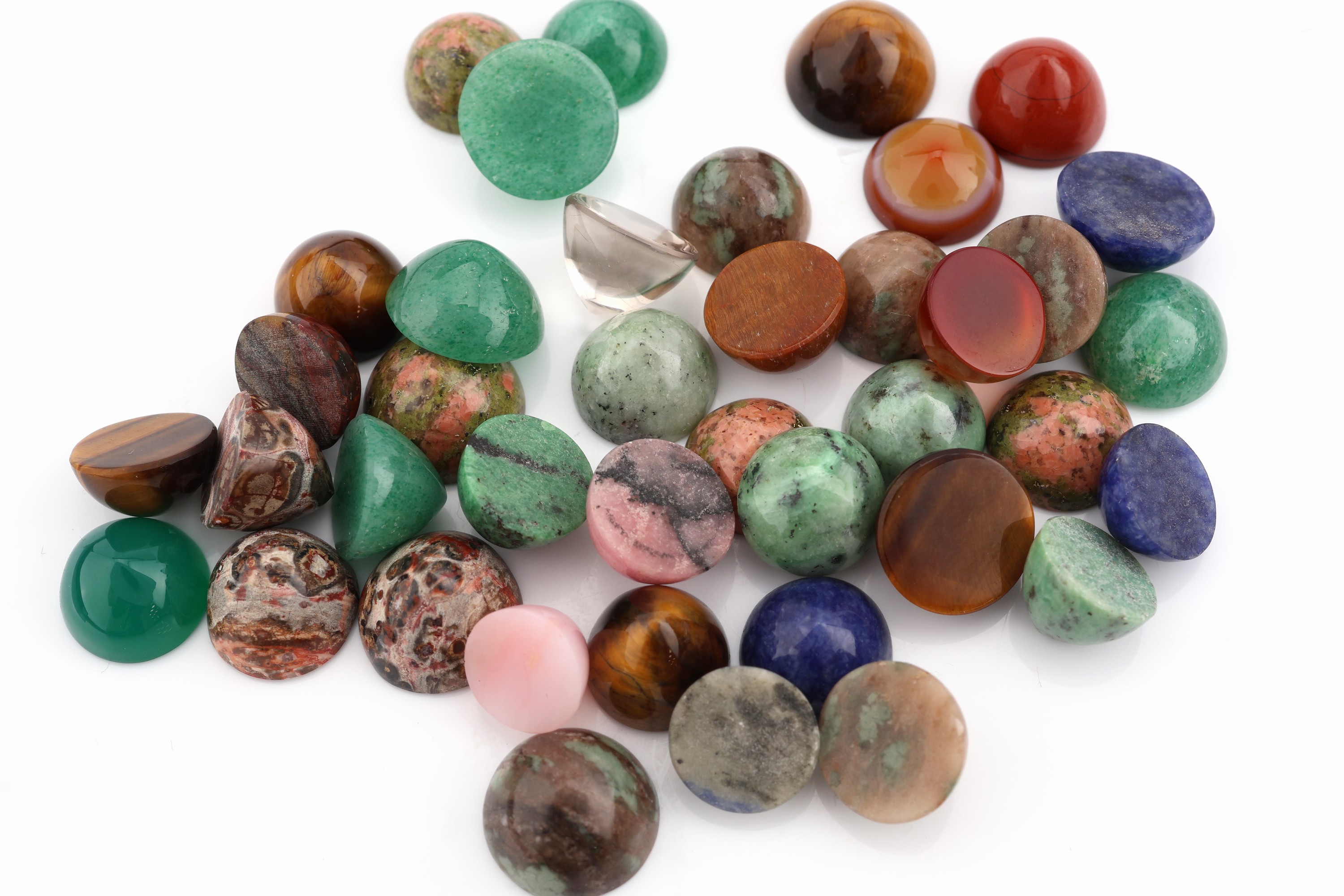 Detail b: Lot lose Farbsteine, 291.60 ct, runde Cabochons, u.a. Tigerauge, Sodalith, Karneol, Jaspis, Achat, Chrysopras, Aventurin, Unikat