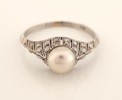27051464b - Platin und 18 kt Gold Perl-Diamant-Ring, Pt. und WG 750/000, mittig eine boutonförm. ...