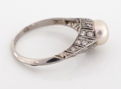 27051464c - Platin und 18 kt Gold Perl-Diamant-Ring, Pt. und WG 750/000, mittig eine boutonförm. ...