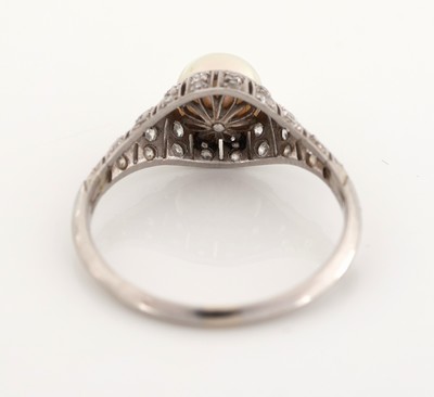 27051464d - Platin und 18 kt Gold Perl-Diamant-Ring, Pt. und WG 750/000, mittig eine boutonförm. ...