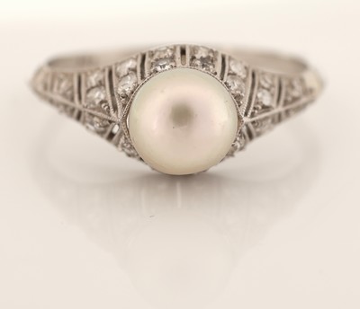 27051464e - Platin und 18 kt Gold Perl-Diamant-Ring, Pt. und WG 750/000, mittig eine boutonförm. ...