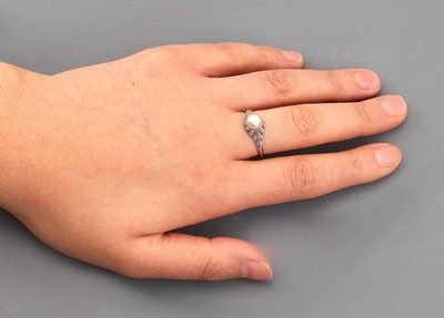 27051464f - Platin und 18 kt Gold Perl-Diamant-Ring, Pt. und WG 750/000, mittig eine boutonförm. ...