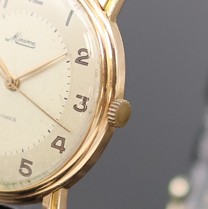 Detail b: MINERVA Armbanduhr in RG 750/000 mit Kaliber 49, Schweiz um 1955, Handaufzug, Boden aufgedr., silb. Zifferbl. pat./fl., arab. Zahlen, gold. Zeiger, ...