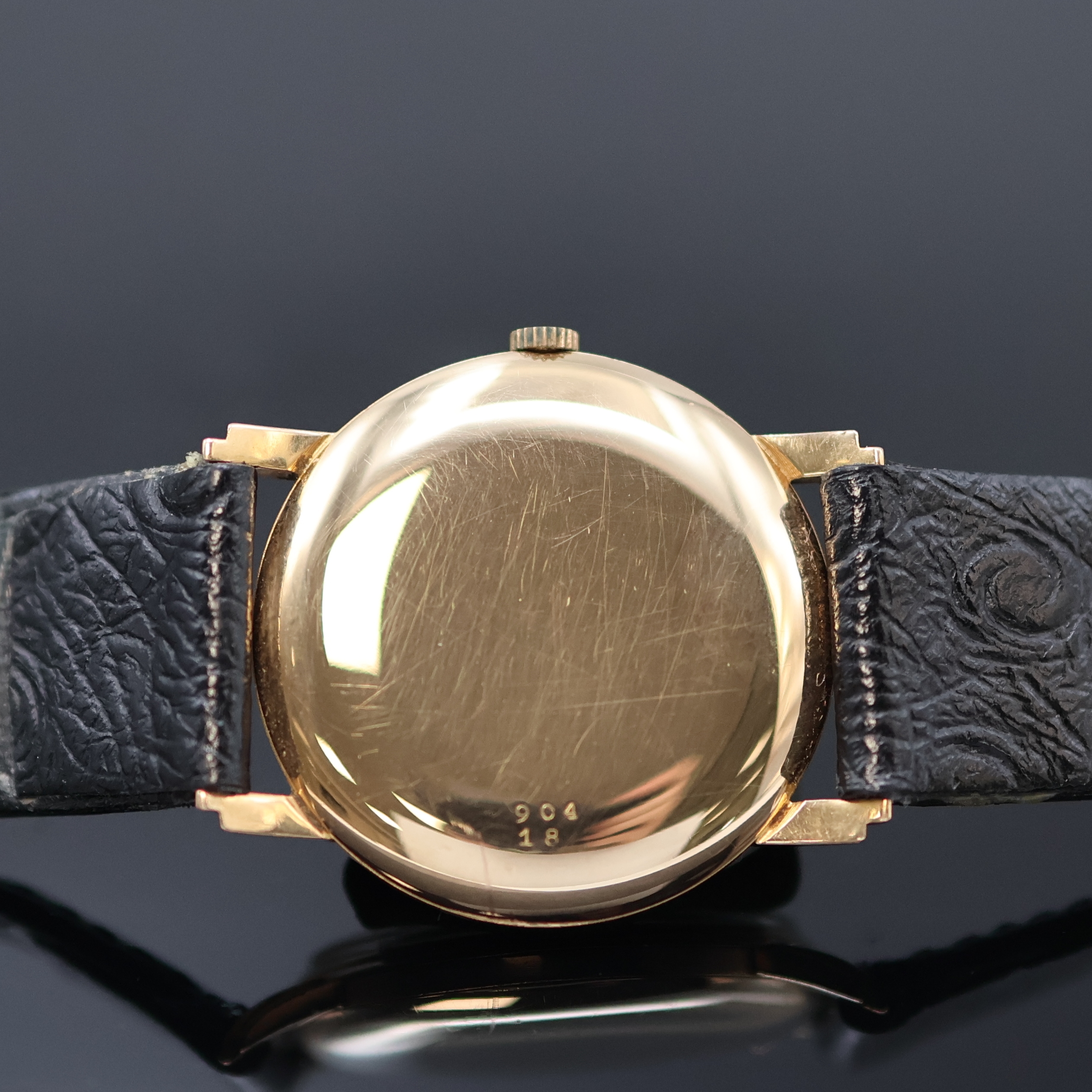 Detail c: MINERVA Armbanduhr in RG 750/000 mit Kaliber 49, Schweiz um 1955, Handaufzug, Boden aufgedr., silb. Zifferbl. pat./fl., arab. Zahlen, gold. Zeiger, ...