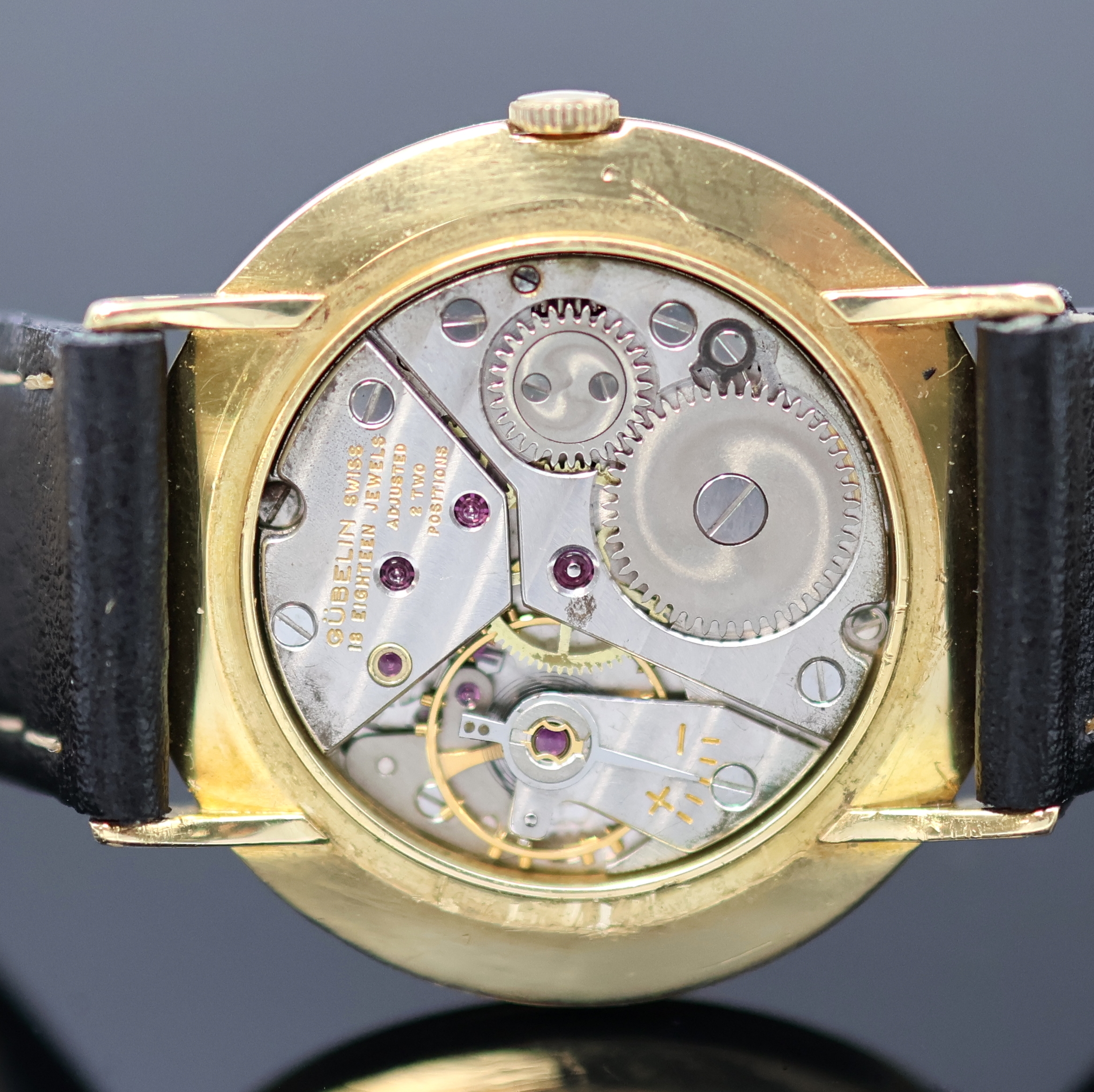 Detail e: GÜBELIN Ipsomatic Armbanduhr in GG 750/000, Schweiz um 1955, Handaufzug, Boden u. Glasrand gedr., silb. Zifferbl. rest., gold. Std.-Ind. u. Zeiger, ...