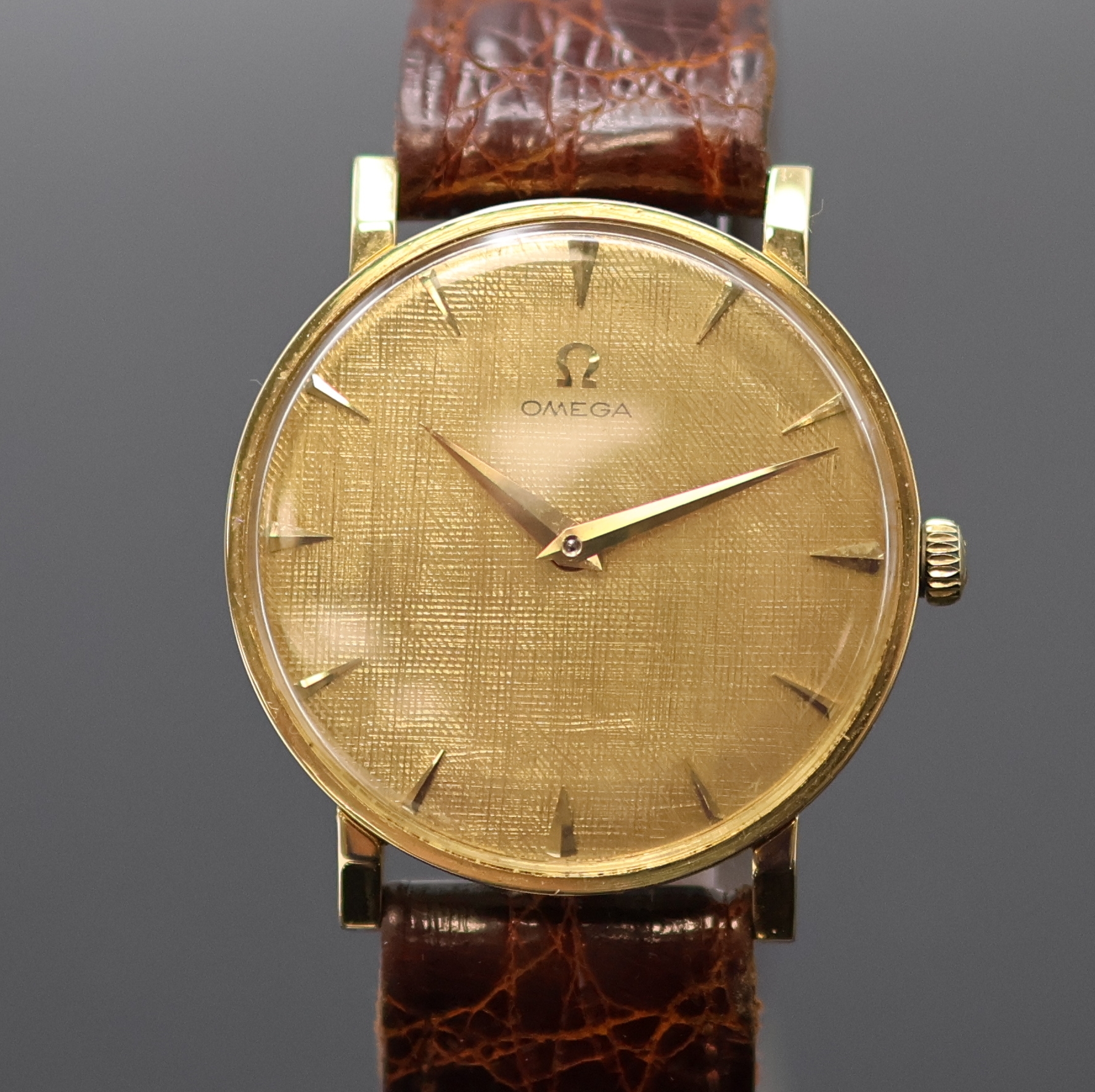 Detail a: OMEGA Armbanduhr in GG 750/000 Referenz 14372/14376, Schweiz um 1960, Handaufzug, Boden u. Glasrand aufgedr., neutr. Lederband m. orig. verg. ...