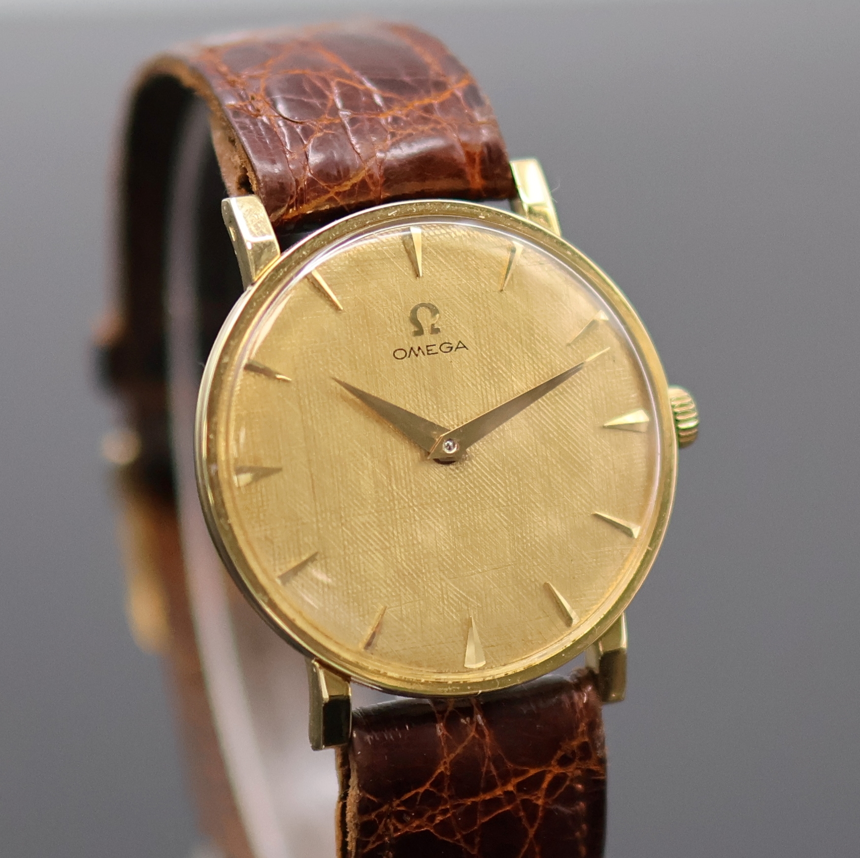 Detail b: OMEGA Armbanduhr in GG 750/000 Referenz 14372/14376, Schweiz um 1960, Handaufzug, Boden u. Glasrand aufgedr., neutr. Lederband m. orig. verg. ...