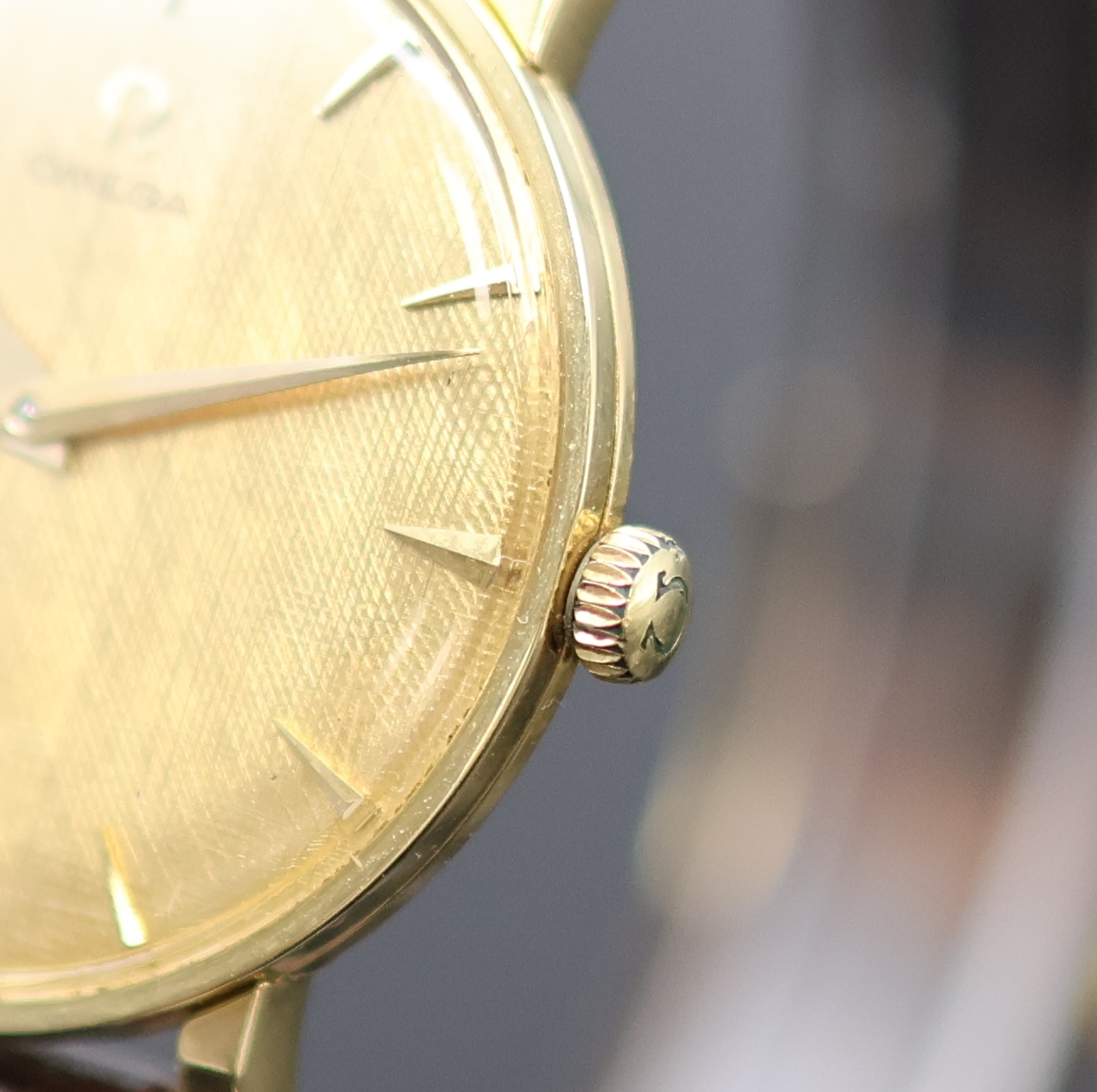 Detail c: OMEGA Armbanduhr in GG 750/000 Referenz 14372/14376, Schweiz um 1960, Handaufzug, Boden u. Glasrand aufgedr., neutr. Lederband m. orig. verg. ...