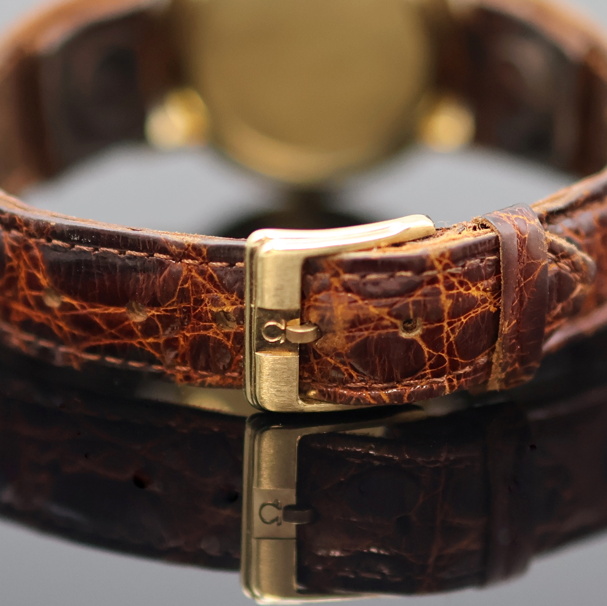 Detail d: OMEGA Armbanduhr in GG 750/000 Referenz 14372/14376, Schweiz um 1960, Handaufzug, Boden u. Glasrand aufgedr., neutr. Lederband m. orig. verg. ...