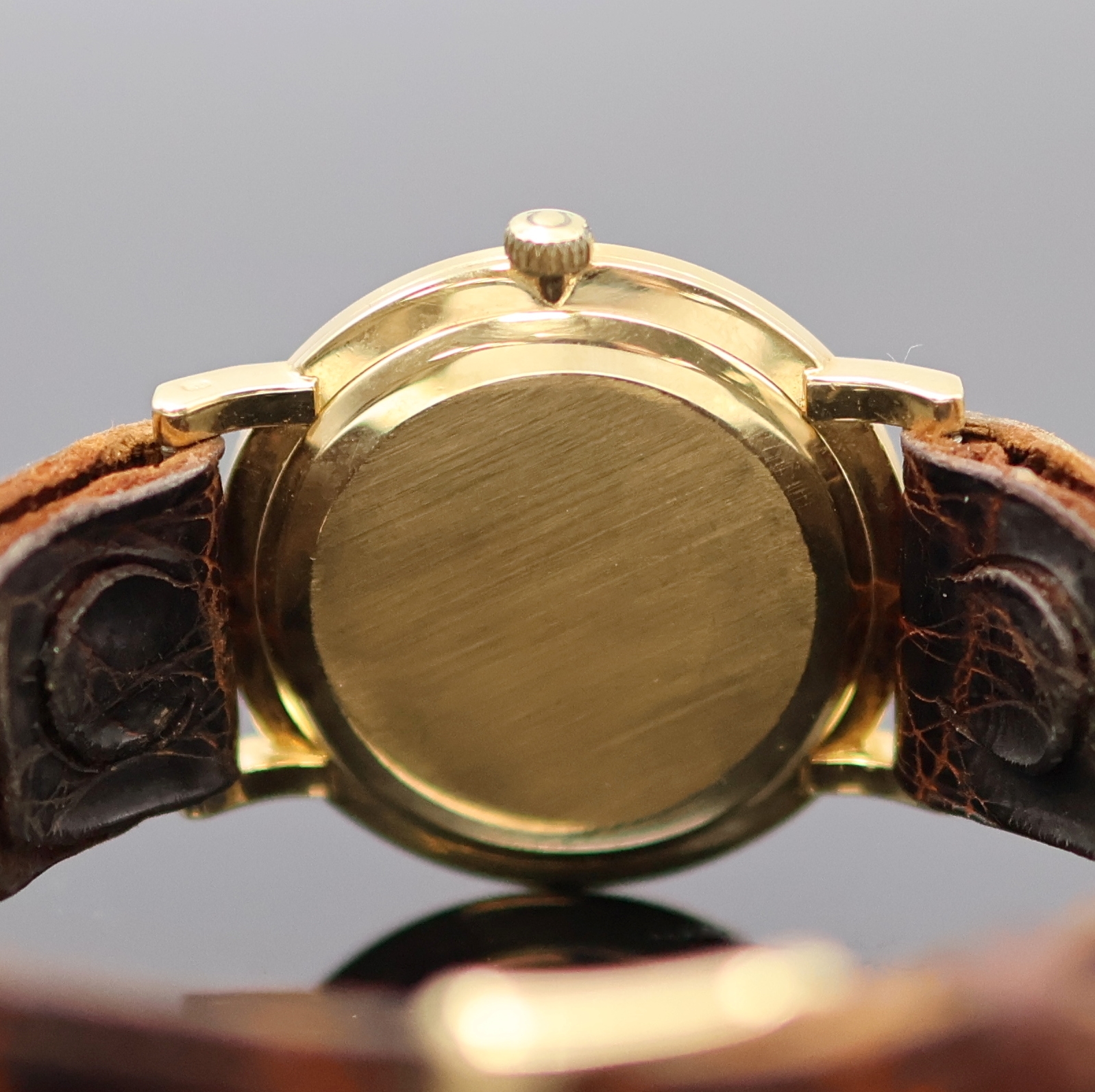 Detail e: OMEGA Armbanduhr in GG 750/000 Referenz 14372/14376, Schweiz um 1960, Handaufzug, Boden u. Glasrand aufgedr., neutr. Lederband m. orig. verg. ...