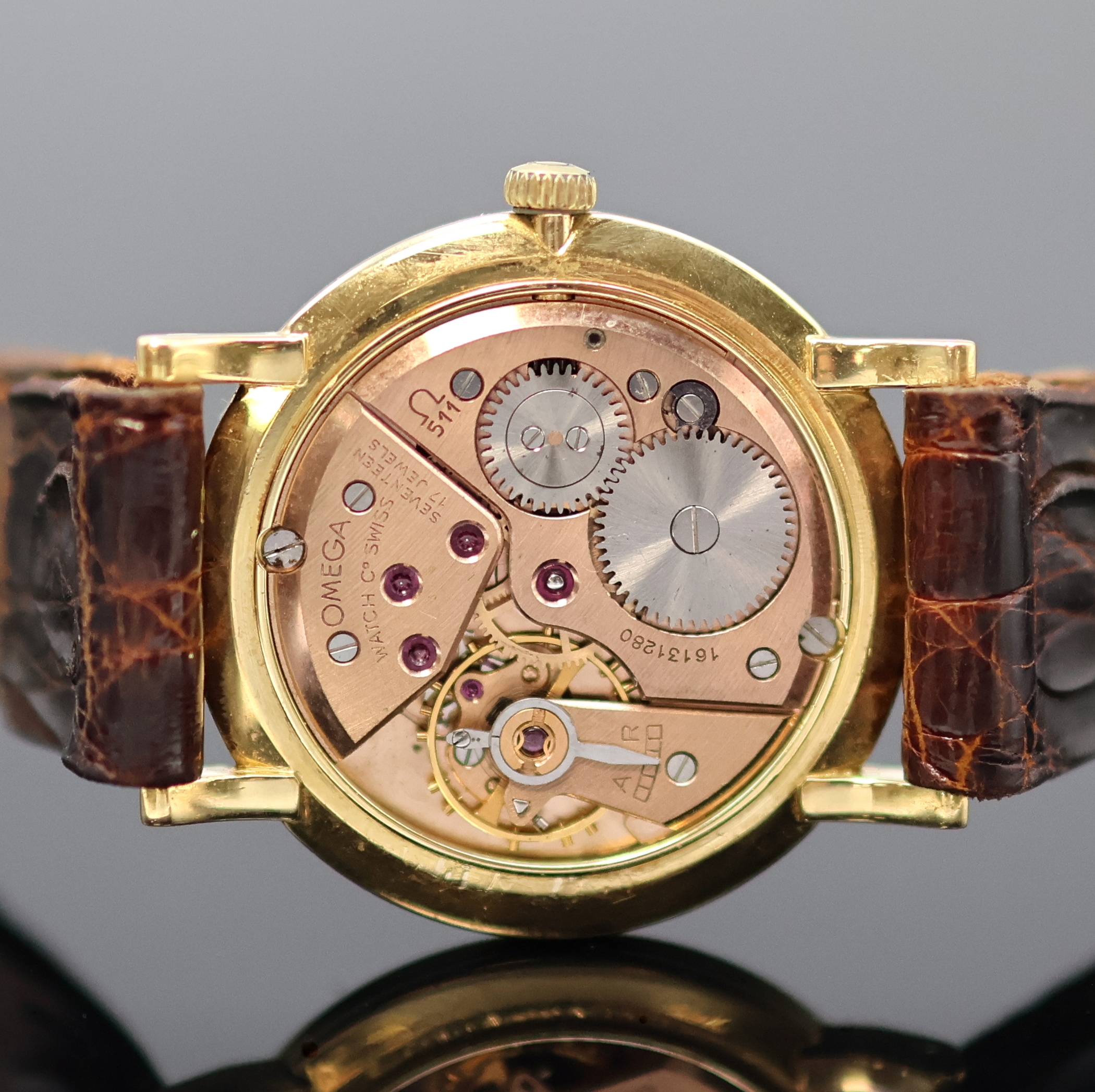 Detail f: OMEGA Armbanduhr in GG 750/000 Referenz 14372/14376, Schweiz um 1960, Handaufzug, Boden u. Glasrand aufgedr., neutr. Lederband m. orig. verg. ...