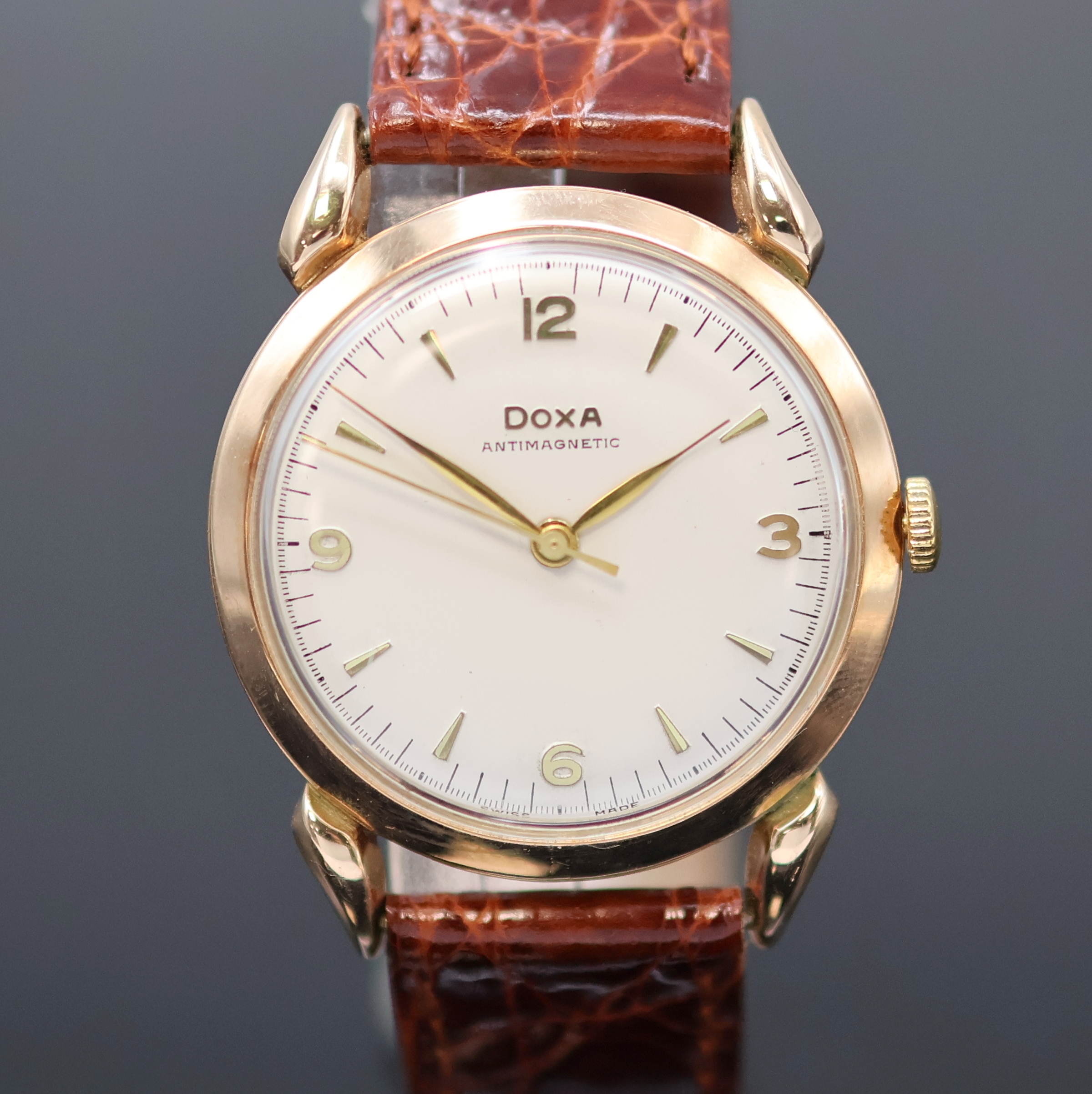 Detail a: DOXA Armbanduhr in RG 585/000, Schweiz um 1960, Handaufzug, tropfenförm. Anstöße, Boden aufgedr., silb. Zifferbl. m. gold. Std.-Ind. u. Zahlen, ...