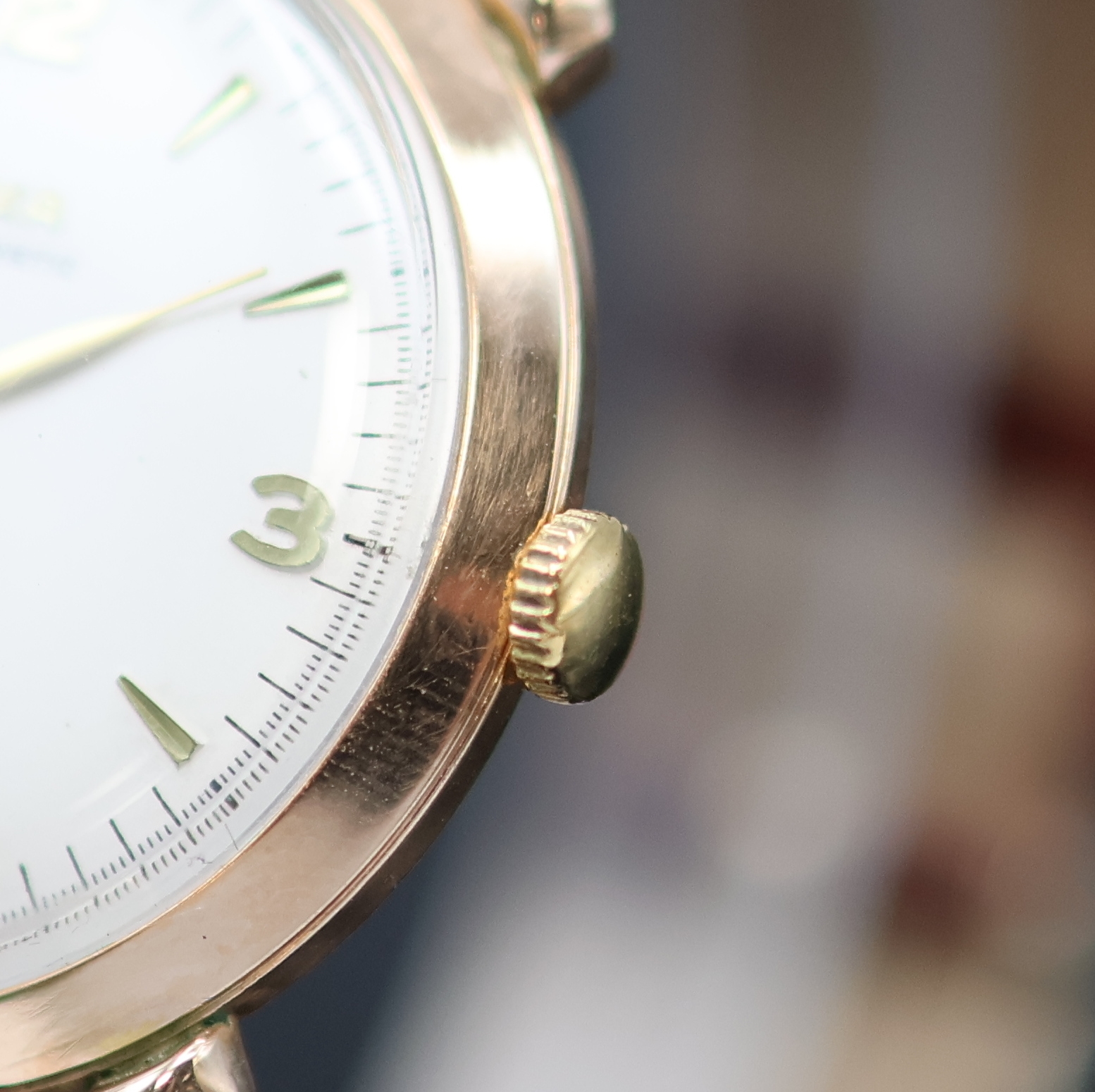 Detail c: DOXA Armbanduhr in RG 585/000, Schweiz um 1960, Handaufzug, tropfenförm. Anstöße, Boden aufgedr., silb. Zifferbl. m. gold. Std.-Ind. u. Zahlen, ...