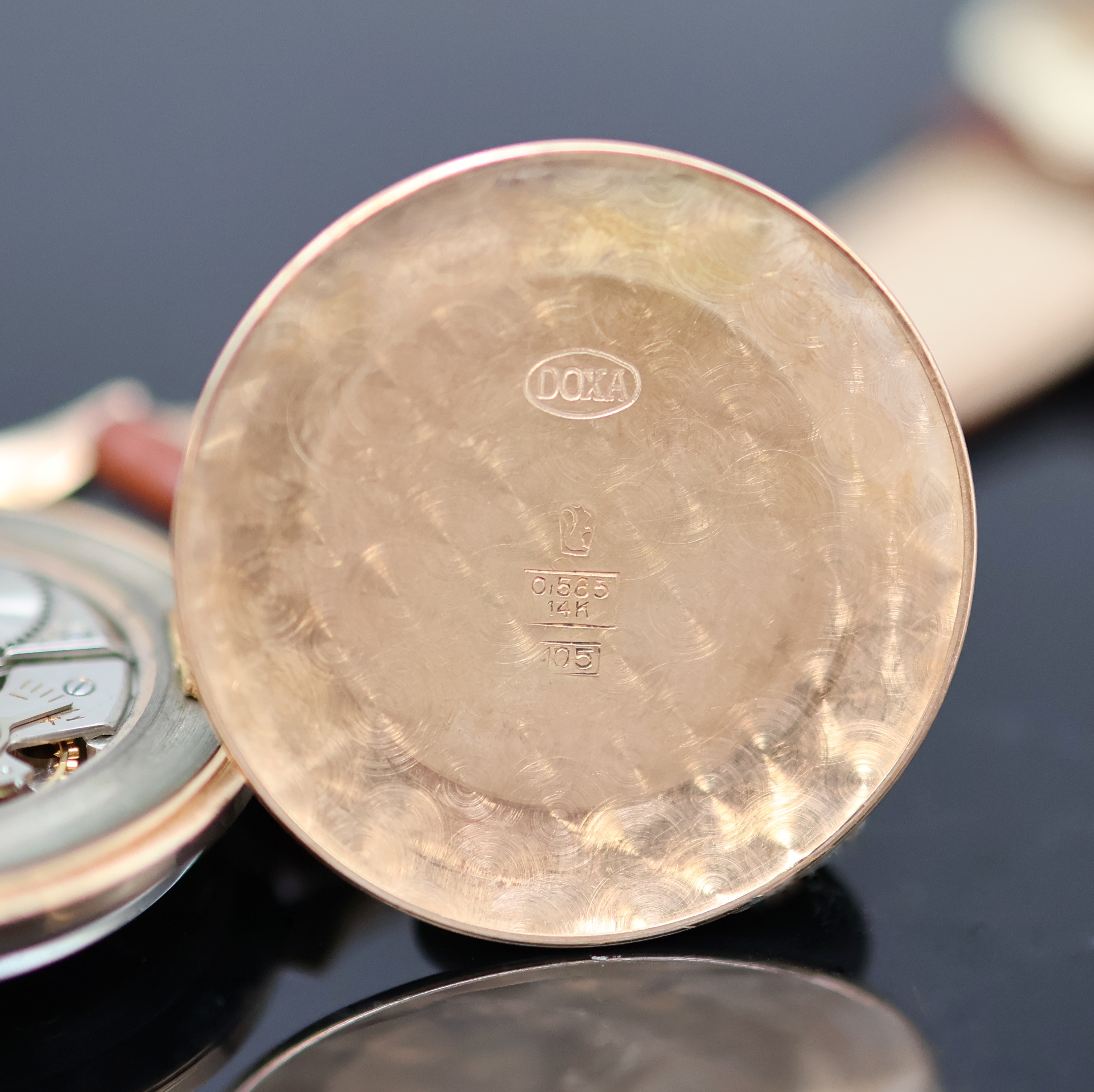 Detail f: DOXA Armbanduhr in RG 585/000, Schweiz um 1960, Handaufzug, tropfenförm. Anstöße, Boden aufgedr., silb. Zifferbl. m. gold. Std.-Ind. u. Zahlen, ...