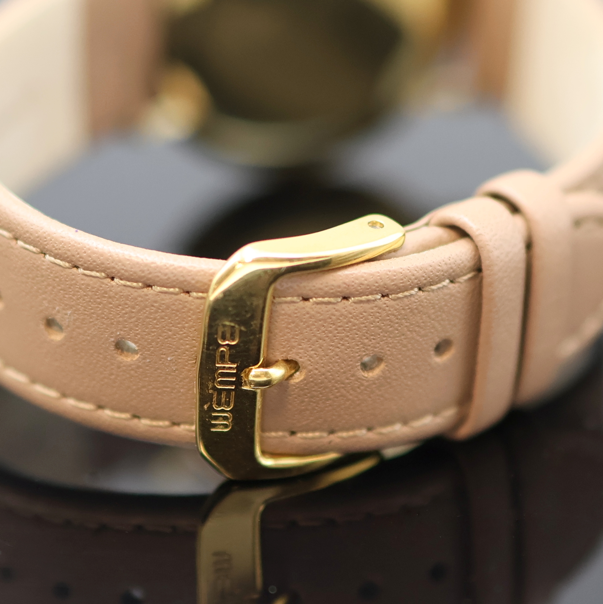 Detail d: JUNGHANS Meister Armbanduhr in GG 585/000, Deutschland um 1965, Handaufzug, Junghans Lederband m. verg. neutr. Dornschl., Boden aufgedr., silb. ...