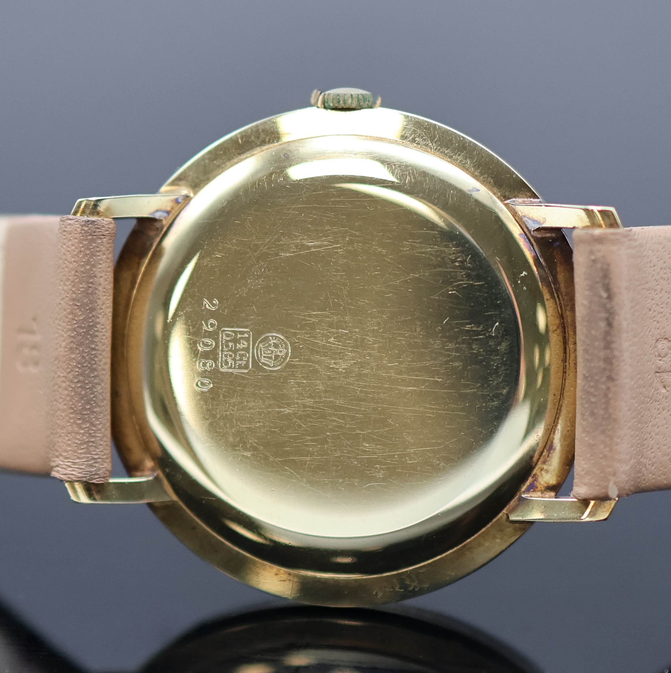 Detail e: JUNGHANS Meister Armbanduhr in GG 585/000, Deutschland um 1965, Handaufzug, Junghans Lederband m. verg. neutr. Dornschl., Boden aufgedr., silb. ...