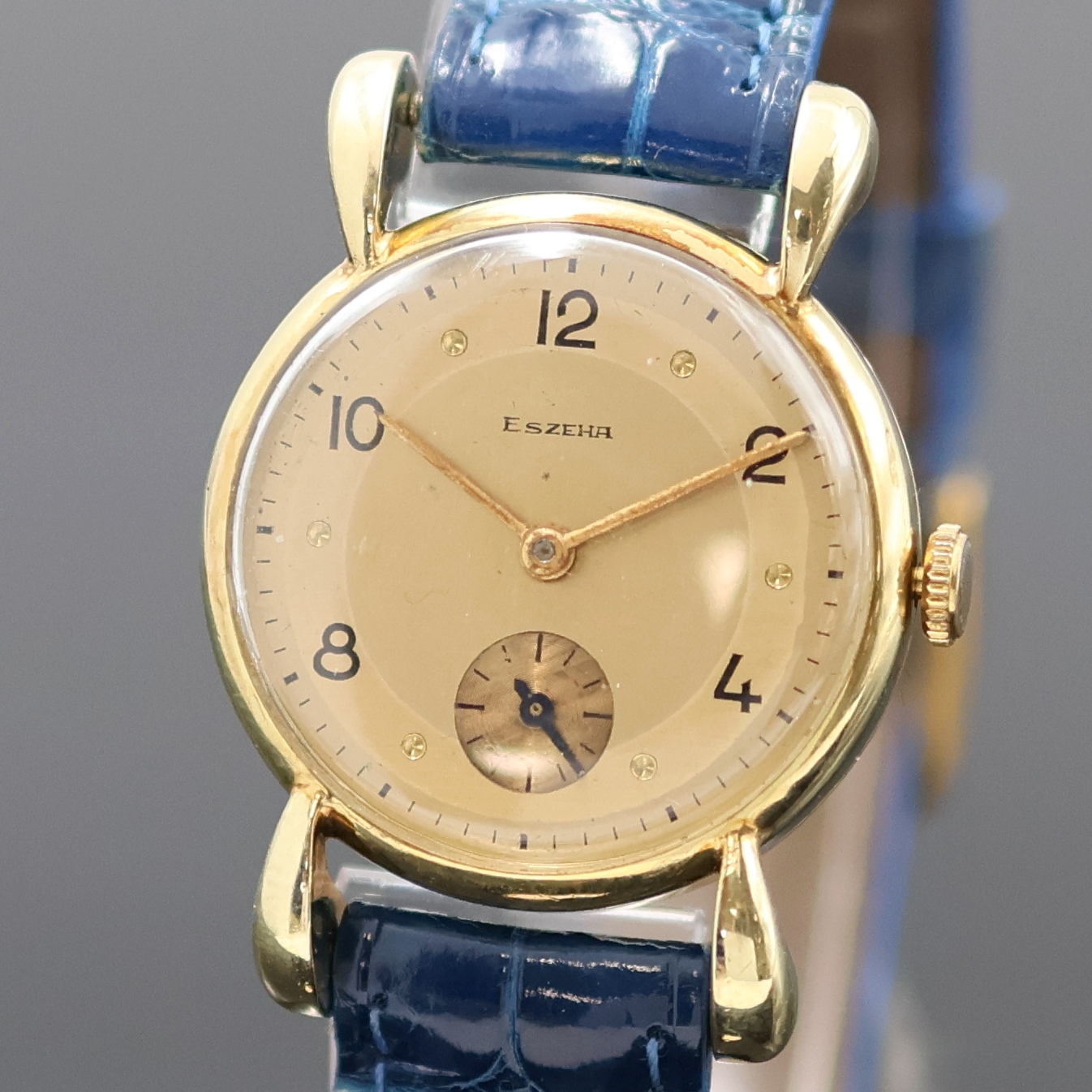 Detail a: ESZEHA Armbanduhr in GG 585/000, Schweiz um 1940, Handaufzug, tropfenförmige Bandanstöße, Boden aufgedr., gold. Zifferbl. m. gold. Std.-Ind. u. ...