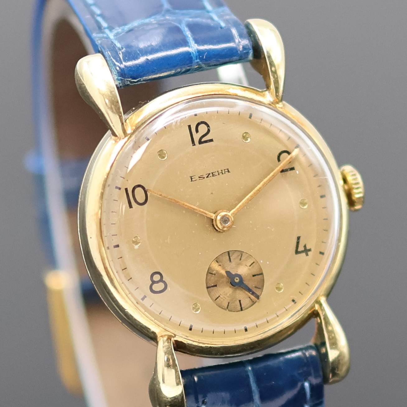 Detail b: ESZEHA Armbanduhr in GG 585/000, Schweiz um 1940, Handaufzug, tropfenförmige Bandanstöße, Boden aufgedr., gold. Zifferbl. m. gold. Std.-Ind. u. ...